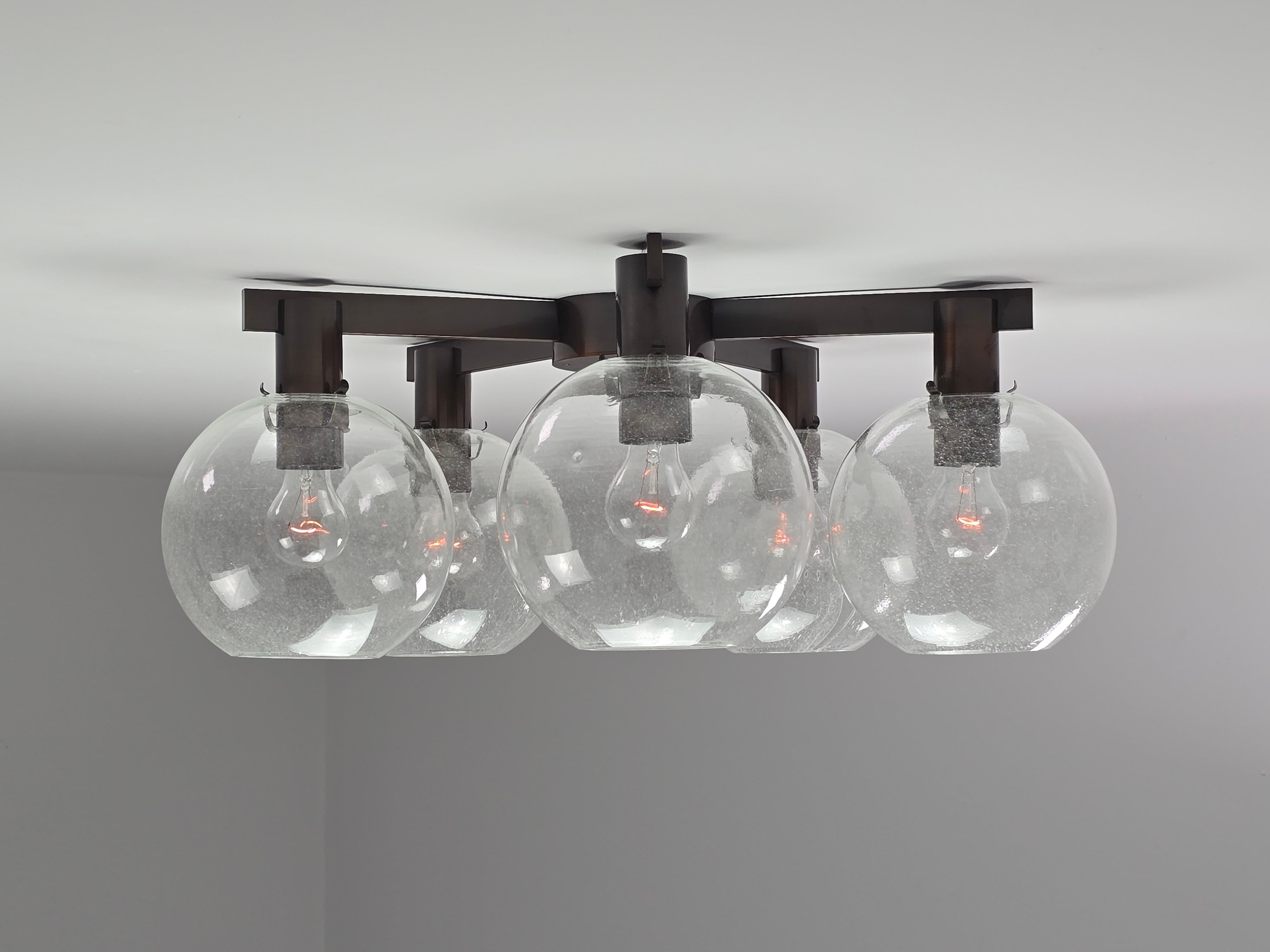 Hans-Agne Jakobsson da incasso T376-5 in ottone antico.

Il paralume in vetro trasparente con motivo a bolle misura 8 pollici di diametro ciascuno. 

Contenere 5  Presa E26/E27 da 60 watt ciascuna. 

