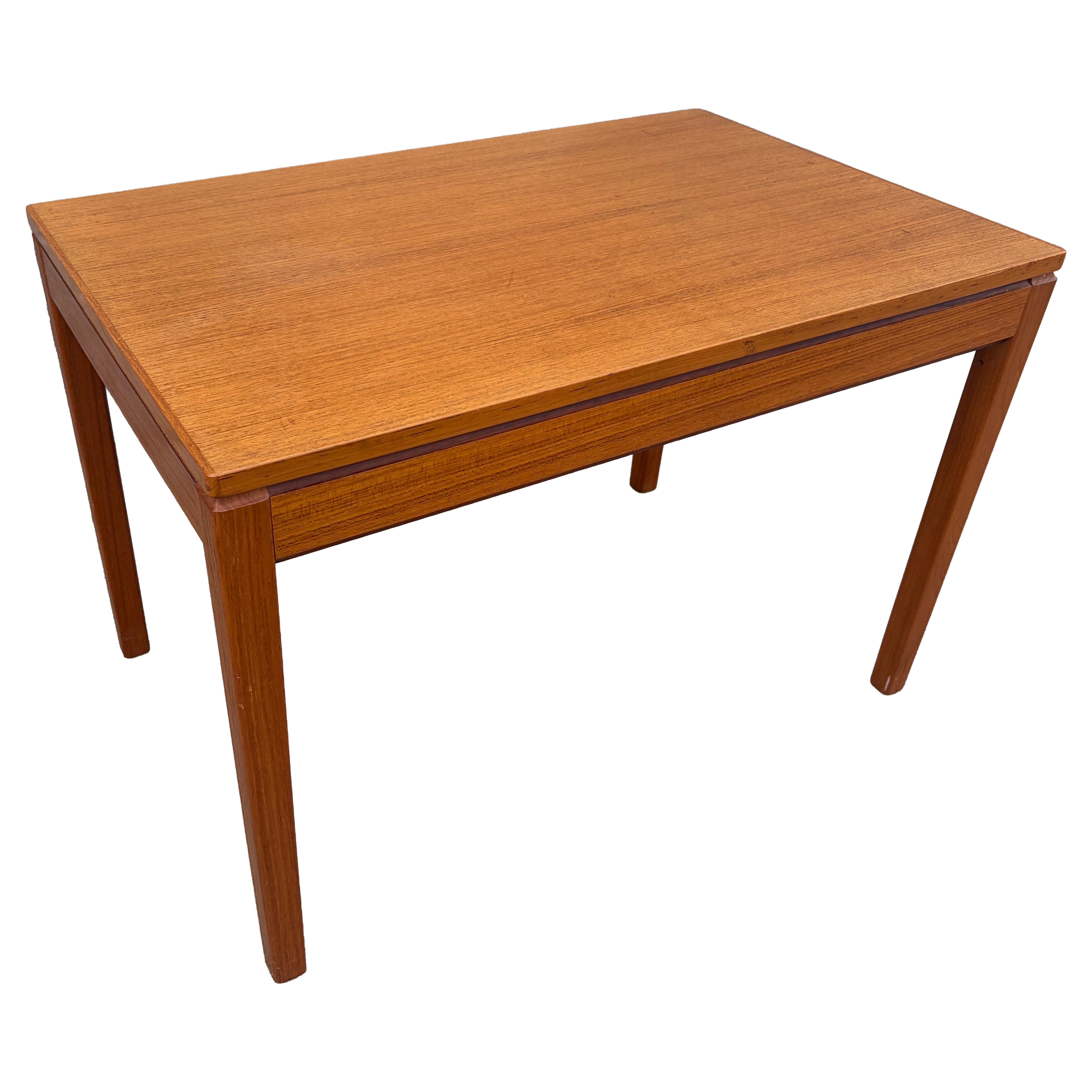 Mesa auxiliar de teca noruega Heggen 1960 en venta