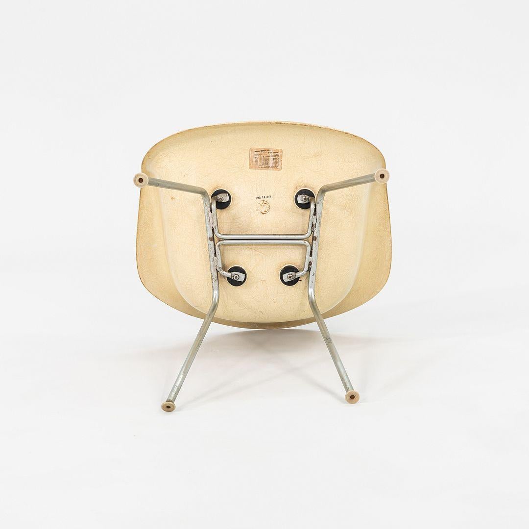 1960 Herman Miller Eames DAX Dining Arm Shell Chair in fibra di vetro pergamena in vendita 3