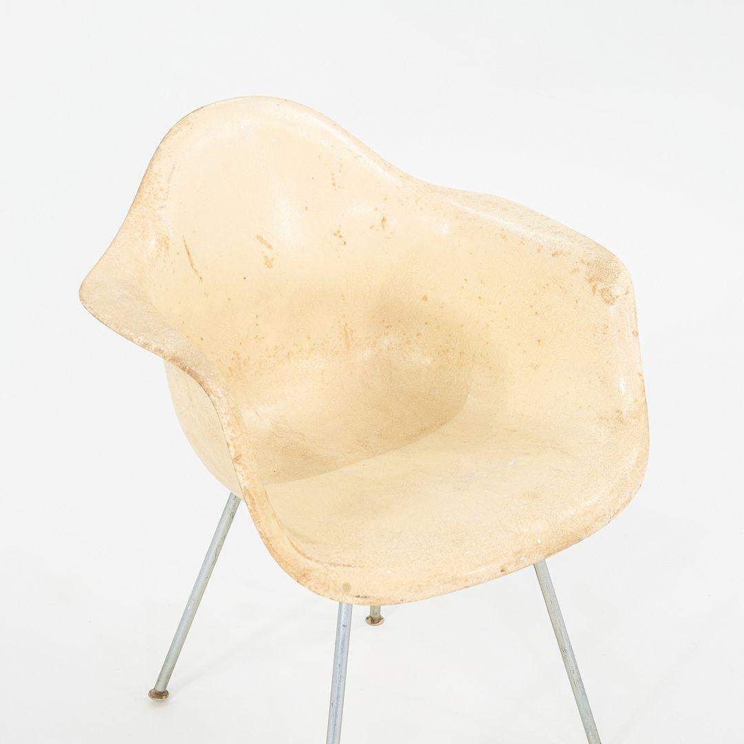 Questa è una sedia da pranzo in fibra di vetro DAX, progettata inizialmente da Charles e Ray Eames nel 1950. Questo particolare esemplare è stato prodotto da Herman Miller negli Stati Uniti nel 1960. Il design incorpora una seduta a guscio in fibra