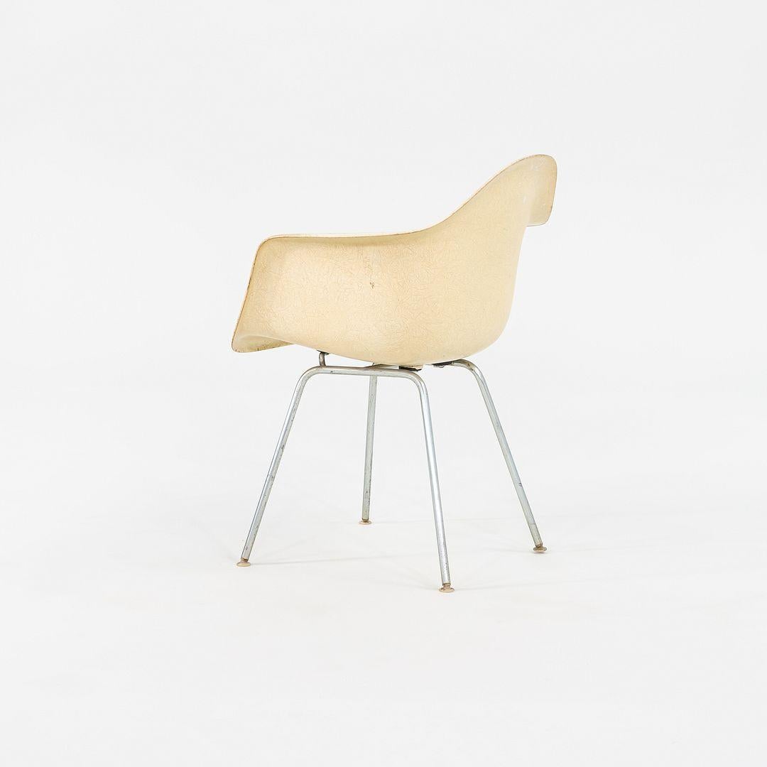 Americano 1960 Herman Miller Eames DAX Dining Arm Shell Chair in fibra di vetro pergamena in vendita