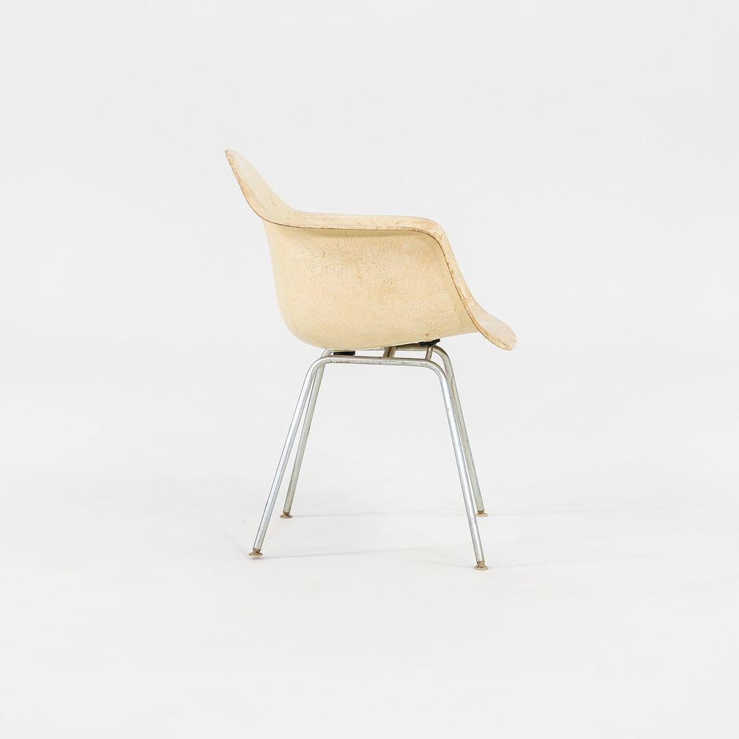 1960 Herman Miller Eames DAX Dining Arm Shell Chair in fibra di vetro pergamena In condizioni buone in vendita a Philadelphia, PA