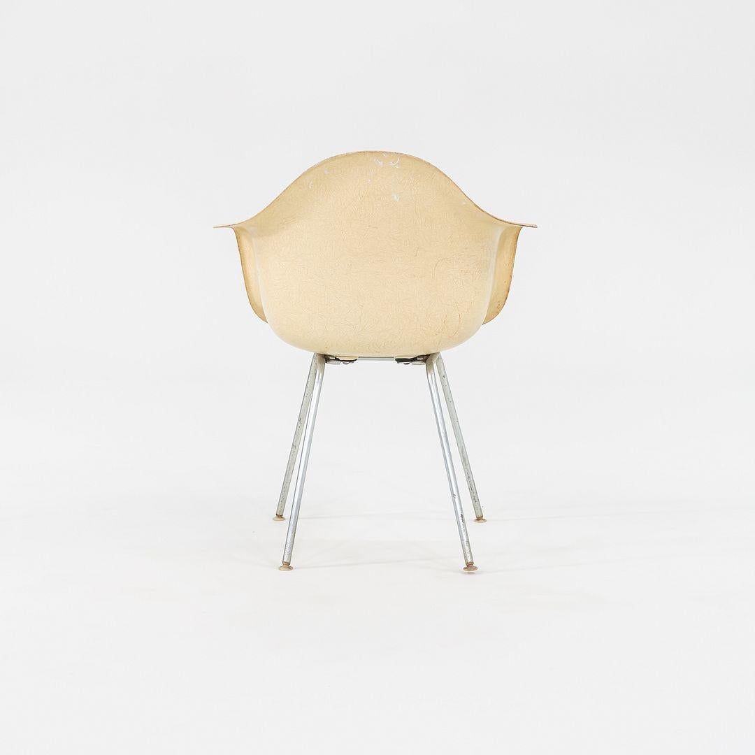 Vetroresina 1960 Herman Miller Eames DAX Dining Arm Shell Chair in fibra di vetro pergamena in vendita