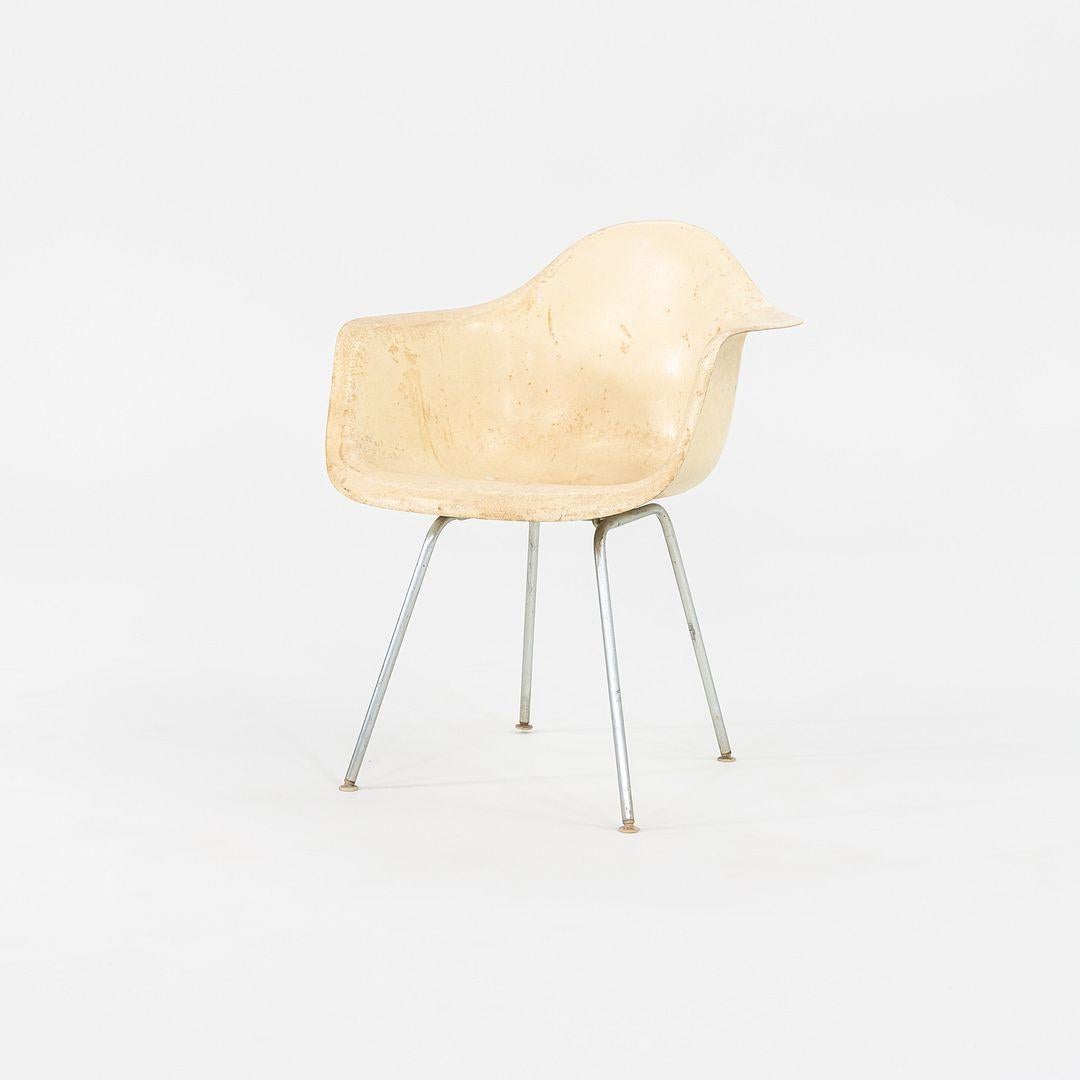 1960 Herman Miller Eames DAX Dining Arm Shell Chair in fibra di vetro pergamena in vendita 2