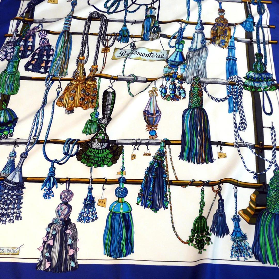 Los pañuelos Hermès, introducidos por primera vez en 1937, se han convertido en símbolos icónicos del lujo y la artesanía franceses, célebres por su exquisita seda, sus bordes enrollados a mano y sus artísticos estampados que reflejan tanto la