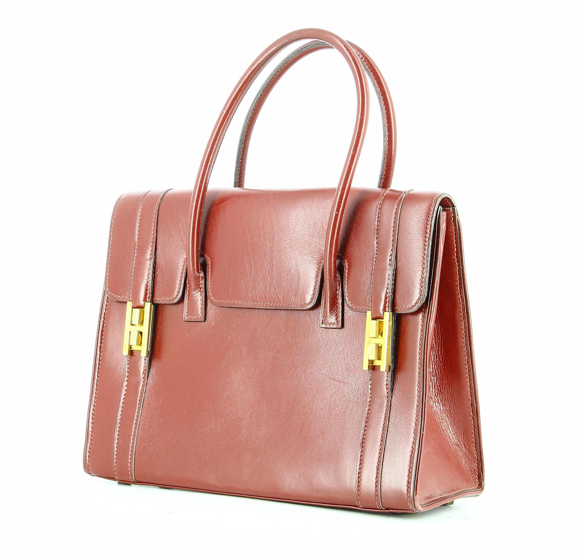 Hermes 60's Drag bag in red burgundy leather.
Some signs of use, tarnishing in the claso, signs of use in the leather but overall greta condition for a 60 years old bag
Stamp: Hermes Paris