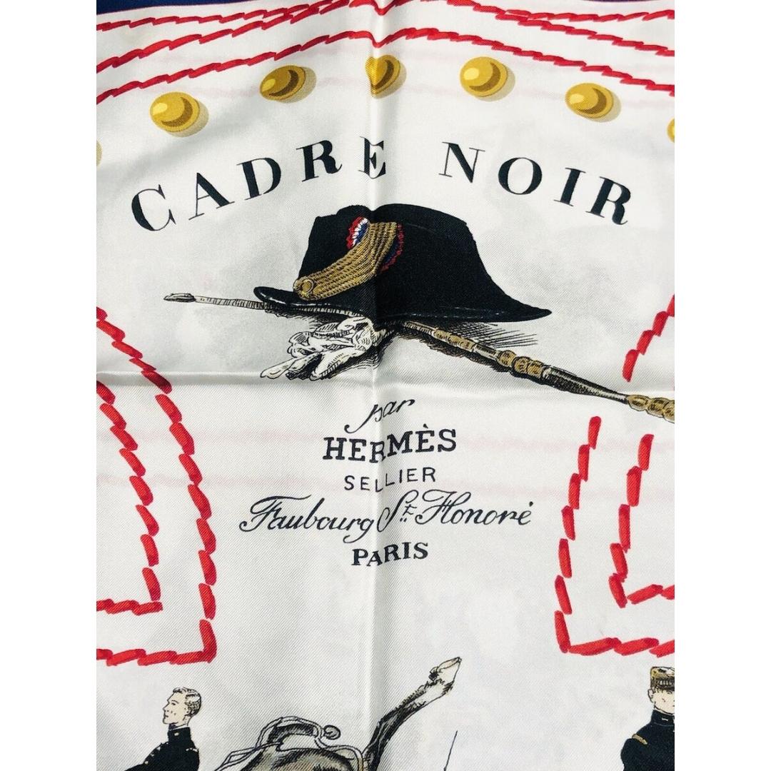 Los pañuelos Hermès, introducidos por primera vez en 1937, se han convertido en símbolos icónicos del lujo y la artesanía franceses, célebres por su exquisita seda, sus bordes enrollados a mano y sus artísticos estampados que reflejan tanto la