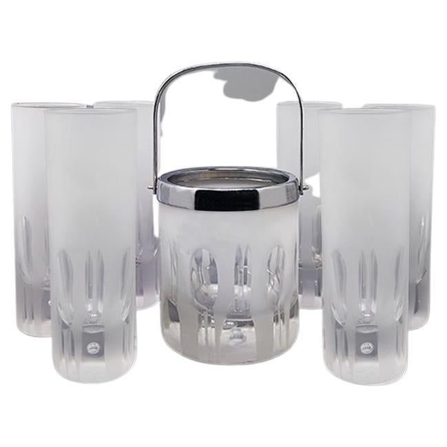 1960 Superbe seau à glace avec 6 verres en cristal au plomb taillé à la main par Kristal. Fabriquées en Italie. Les articles sont en excellent état et l'ensemble est signé en bas.
Dimension :
Seau à glace
diamètre 4,33 x 5,51 pouces
diamètre cm 11 x