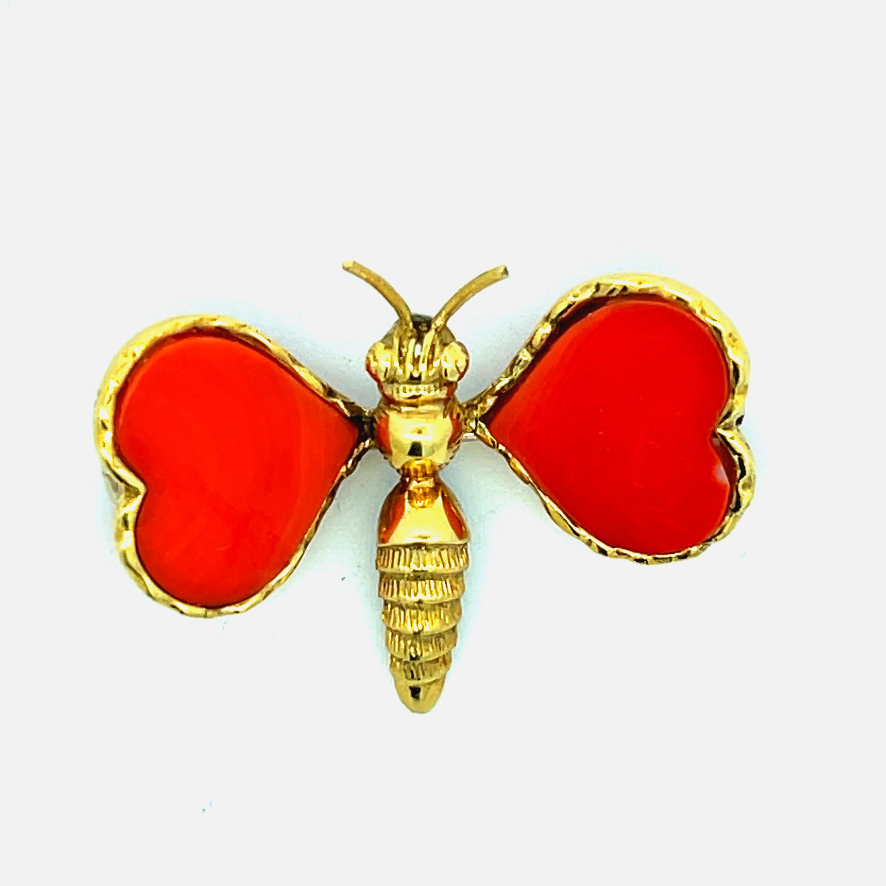 Eine bezaubernde und romantische Schmetterlingsbrosche aus Italien, um 1960 aus reichem 18-karätigem Gelbgold gefertigt und mit natürlichen Korallenflügeln geschmückt, die in eine anmutige Herzform geschnitzt sind. Dieses skurrile Stück fängt die