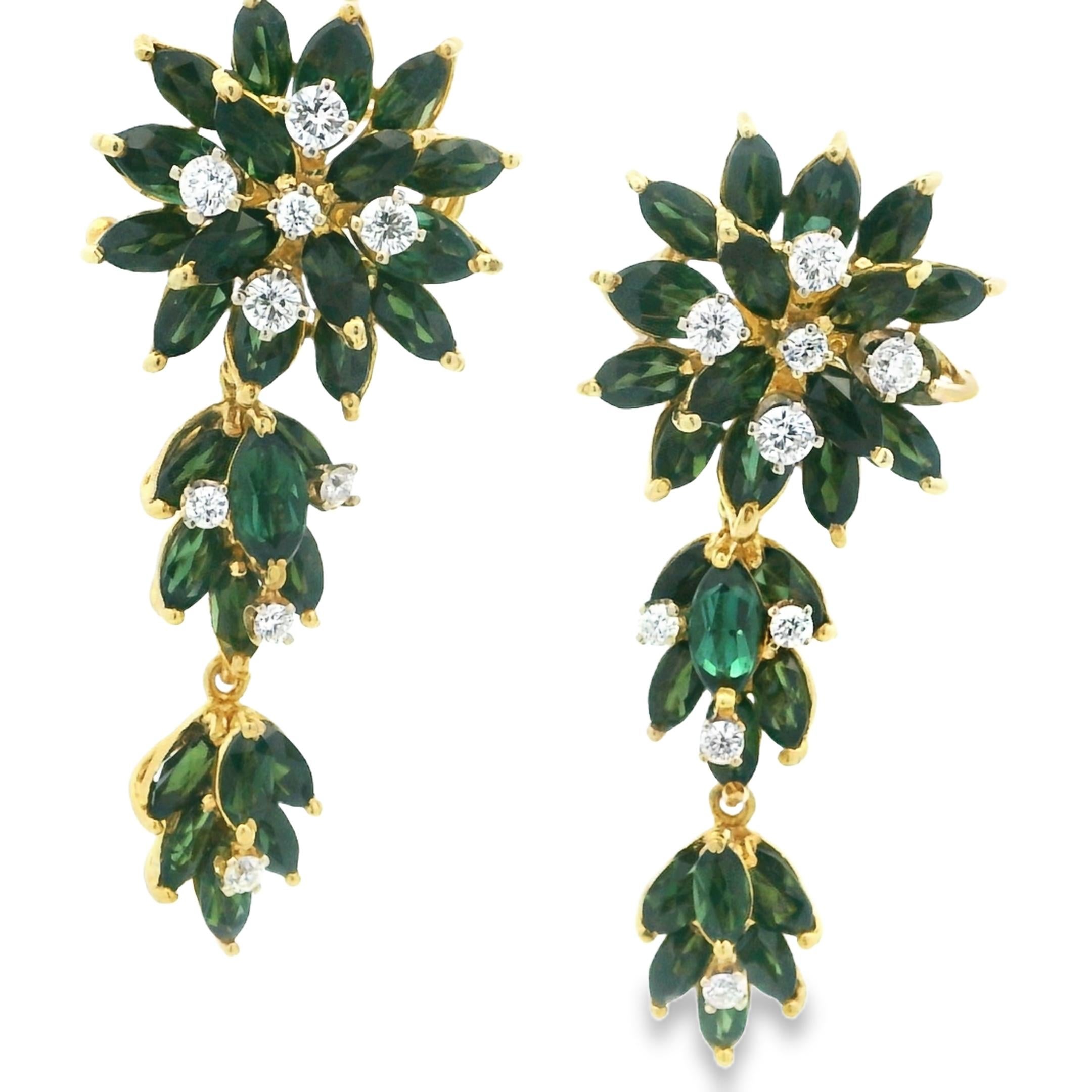 Un paio di orecchini vintage di grande effetto e versatilità, realizzati nel 1960 circa in oro giallo 18 carati. Questi orecchini convertibili abbagliano con 56 tormaline verdi dal taglio ovale e marquise per un totale di circa 10 carati,