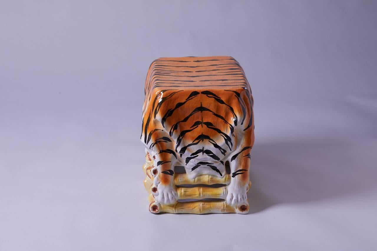 tabouret de jardin en céramique des années 1960:: fabriqué en Italie. Détail en bambou au bas.