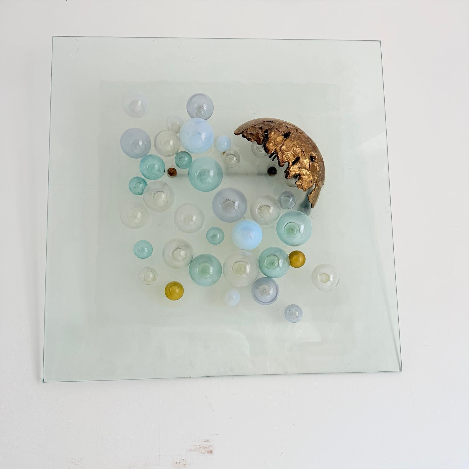 Panneau mural lumineux décoratif italien des années 60, sur une feuille de verre carrée bouche soufflée boules de verre multicolores et coquille en bronze. Conçu par Angelo Brotto pour Venini