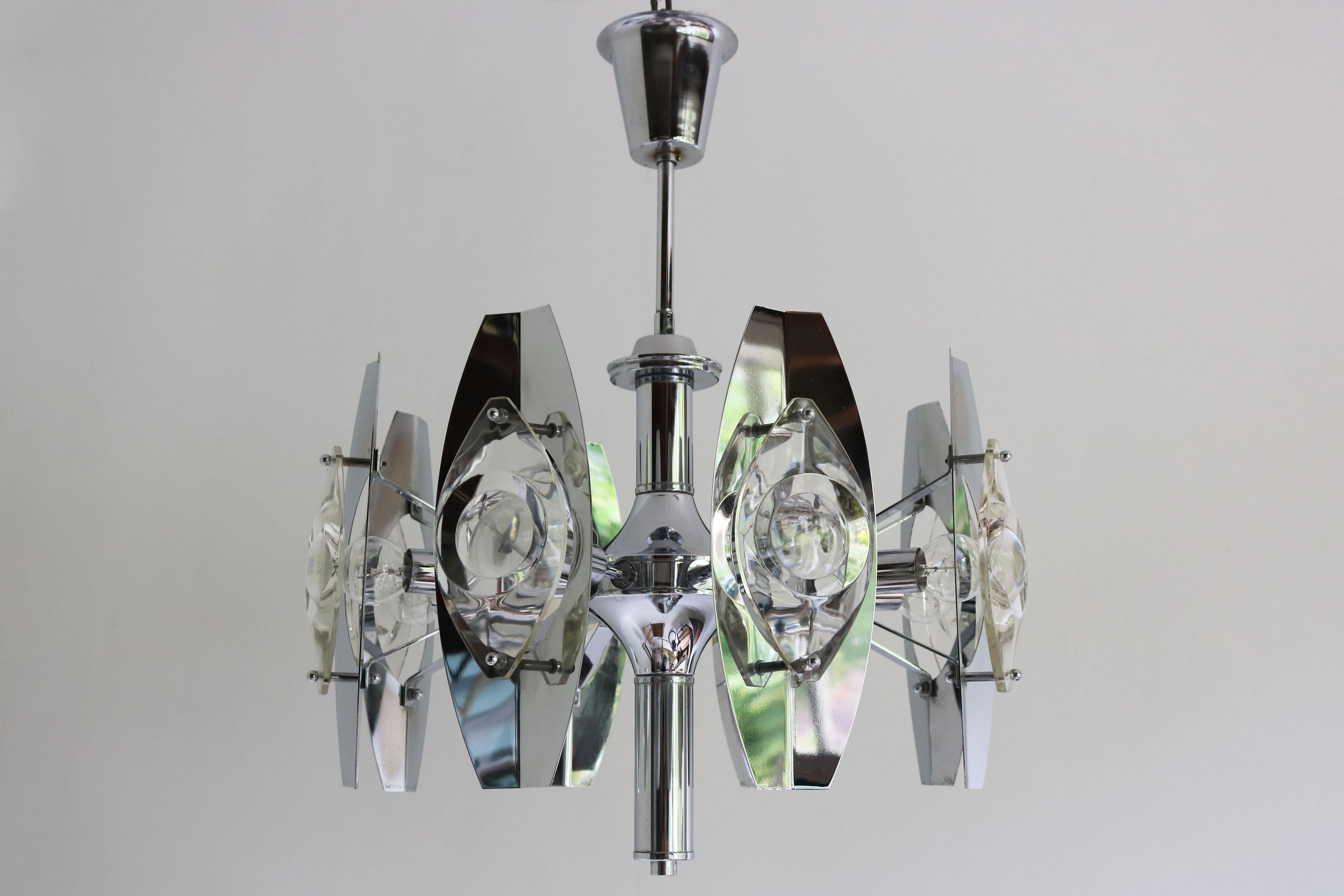 Adéntrate en el encanto atemporal del diseño de mediados de siglo con esta exquisita lámpara cromada del renombrado diseñador italiano Oscar Torlasco. Fabricada en 1960 por Stilkronen Italia, esta lámpara encarna la elegante sofisticación y el