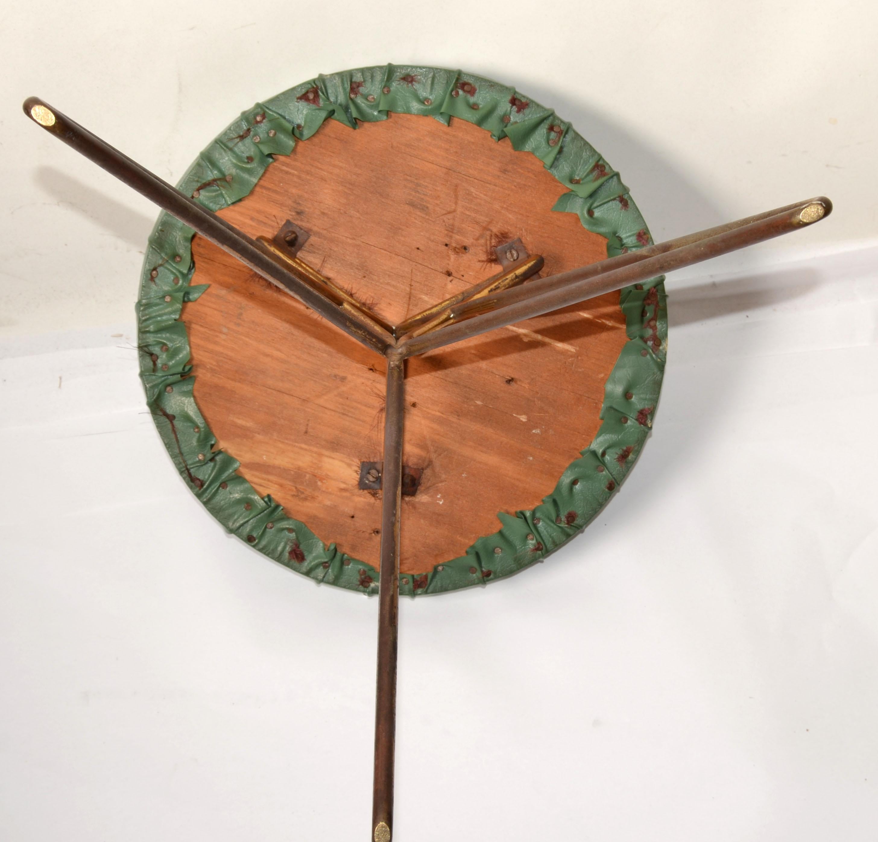 1960 Italien Mid-Century Modern After Gio Ponti Tabouret en vinyle Pieds évasés en laiton en vente 3