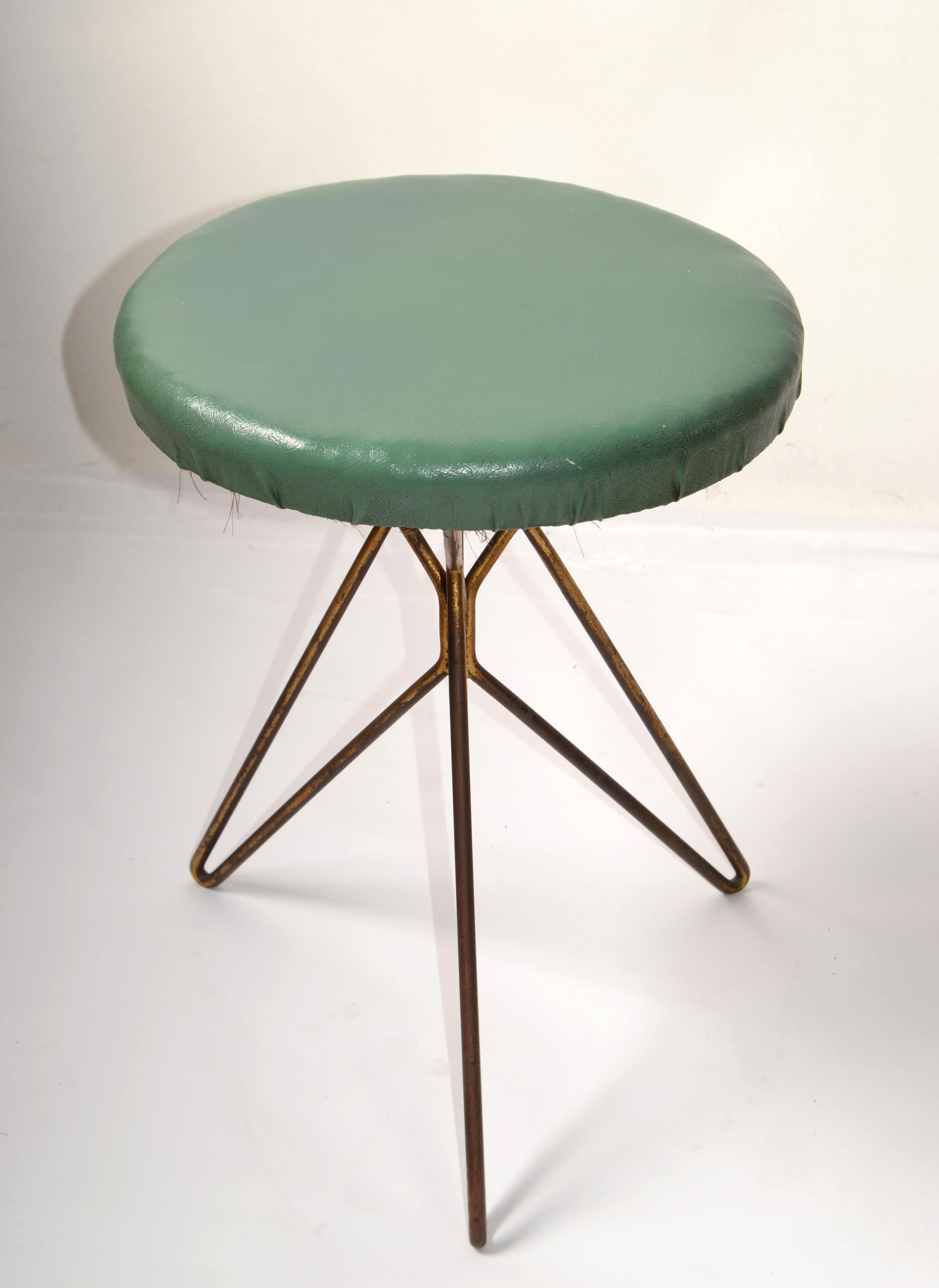 Original 1960s Italian Stool in green Vinyl Upholstery with Brass splayed tubular legs in the Style of Gio Ponti.
Il provient d'une succession en Italie et est en parfait état d'origine, avec quelques traces de patine sur la base en laiton.
Design