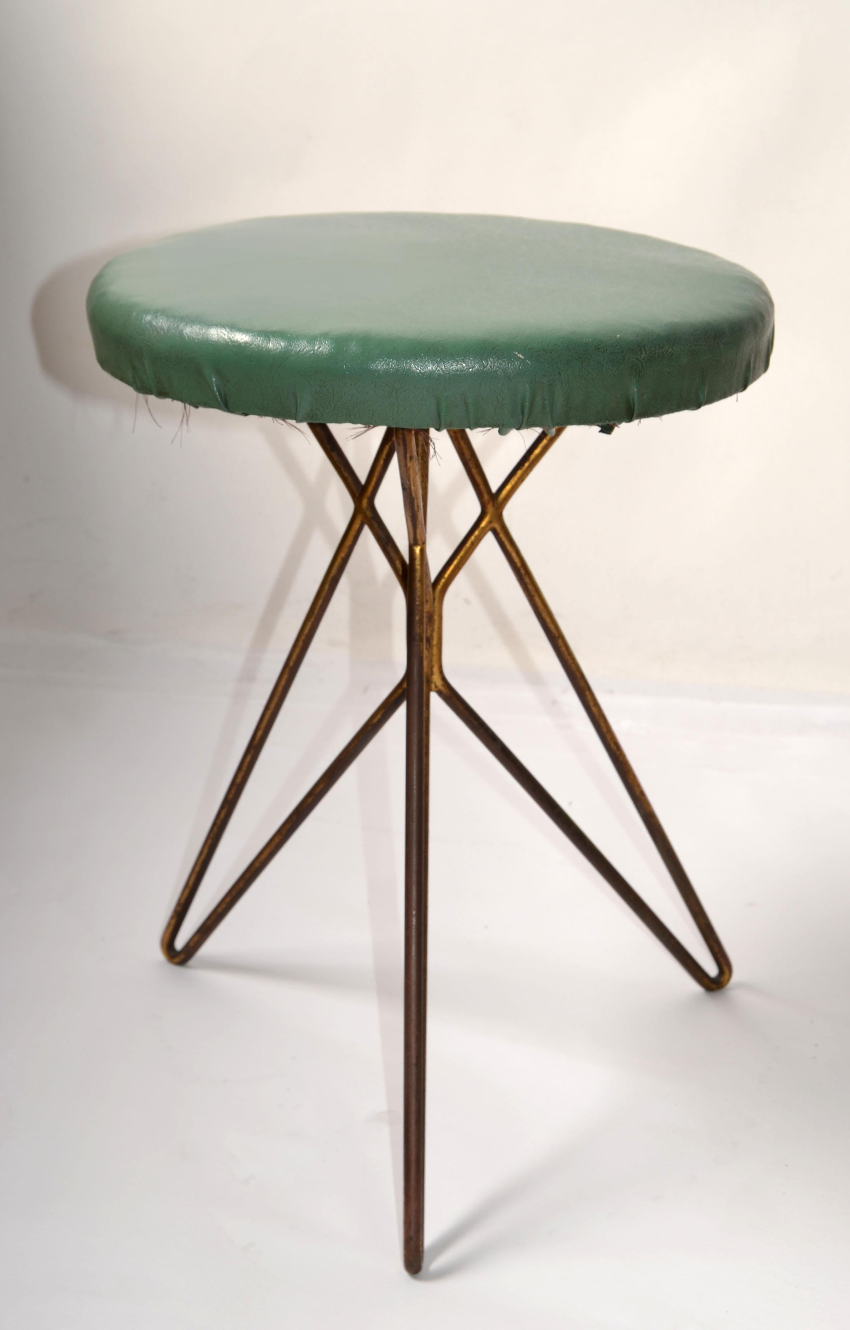 italien 1960 Italien Mid-Century Modern After Gio Ponti Tabouret en vinyle Pieds évasés en laiton en vente