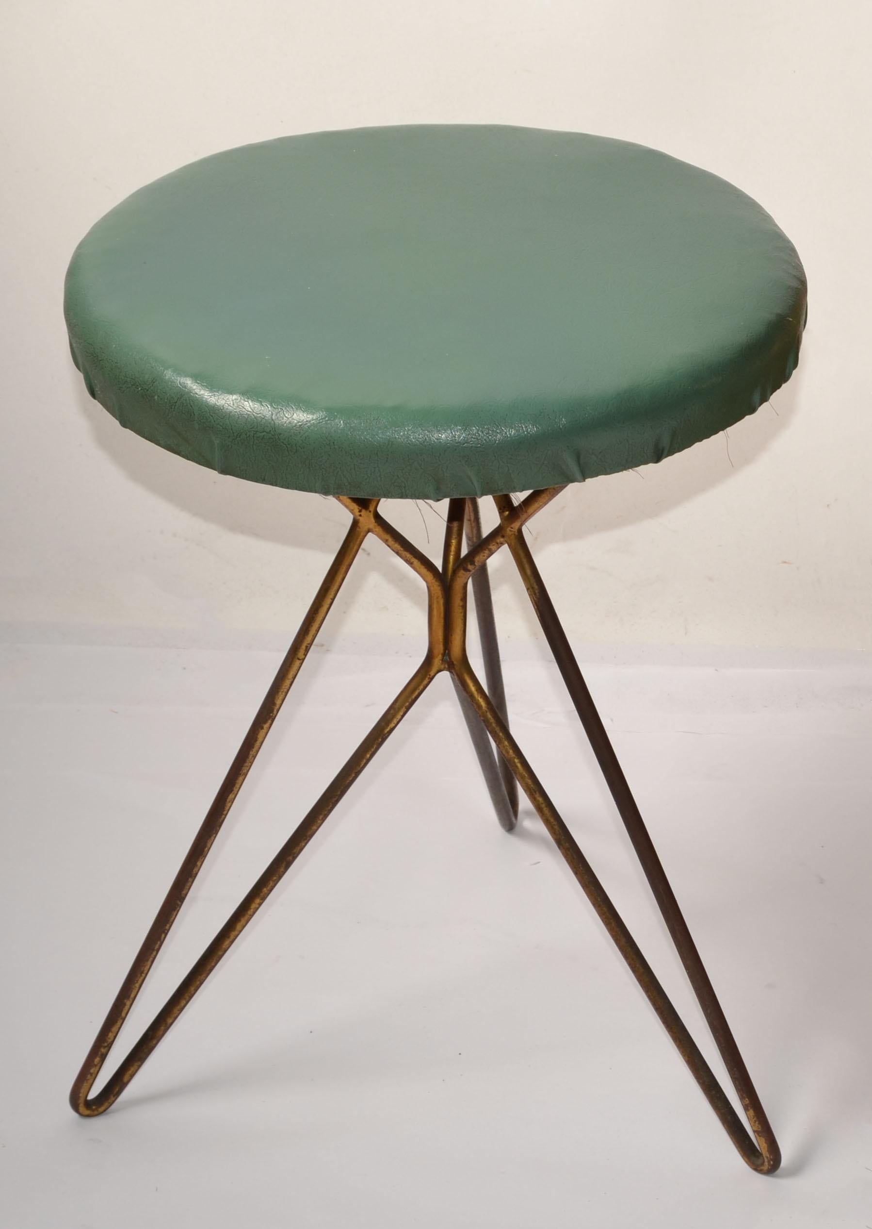Fait main 1960 Italien Mid-Century Modern After Gio Ponti Tabouret en vinyle Pieds évasés en laiton en vente