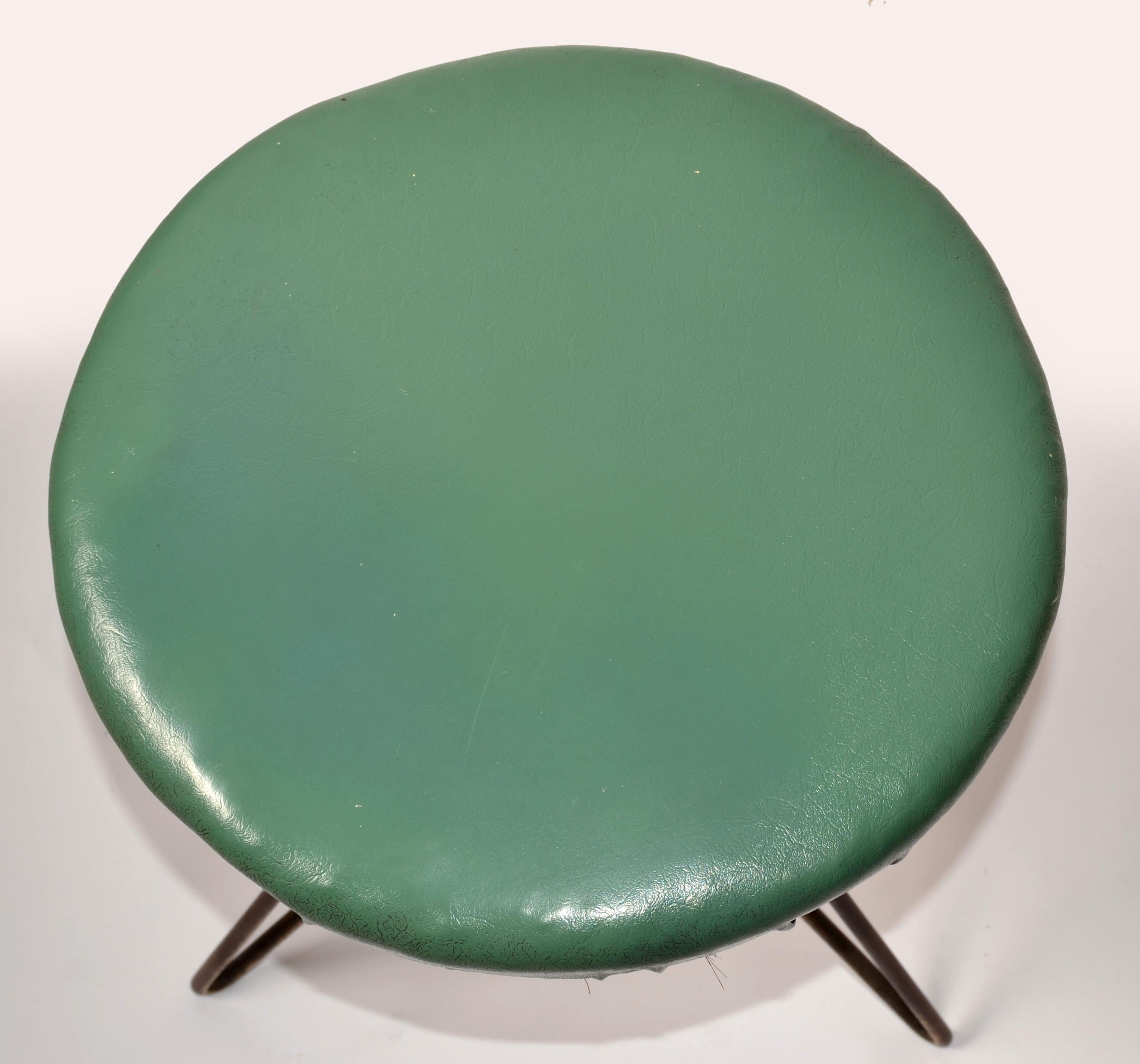 1960 Italien Mid-Century Modern After Gio Ponti Tabouret en vinyle Pieds évasés en laiton Bon état - En vente à Miami, FL