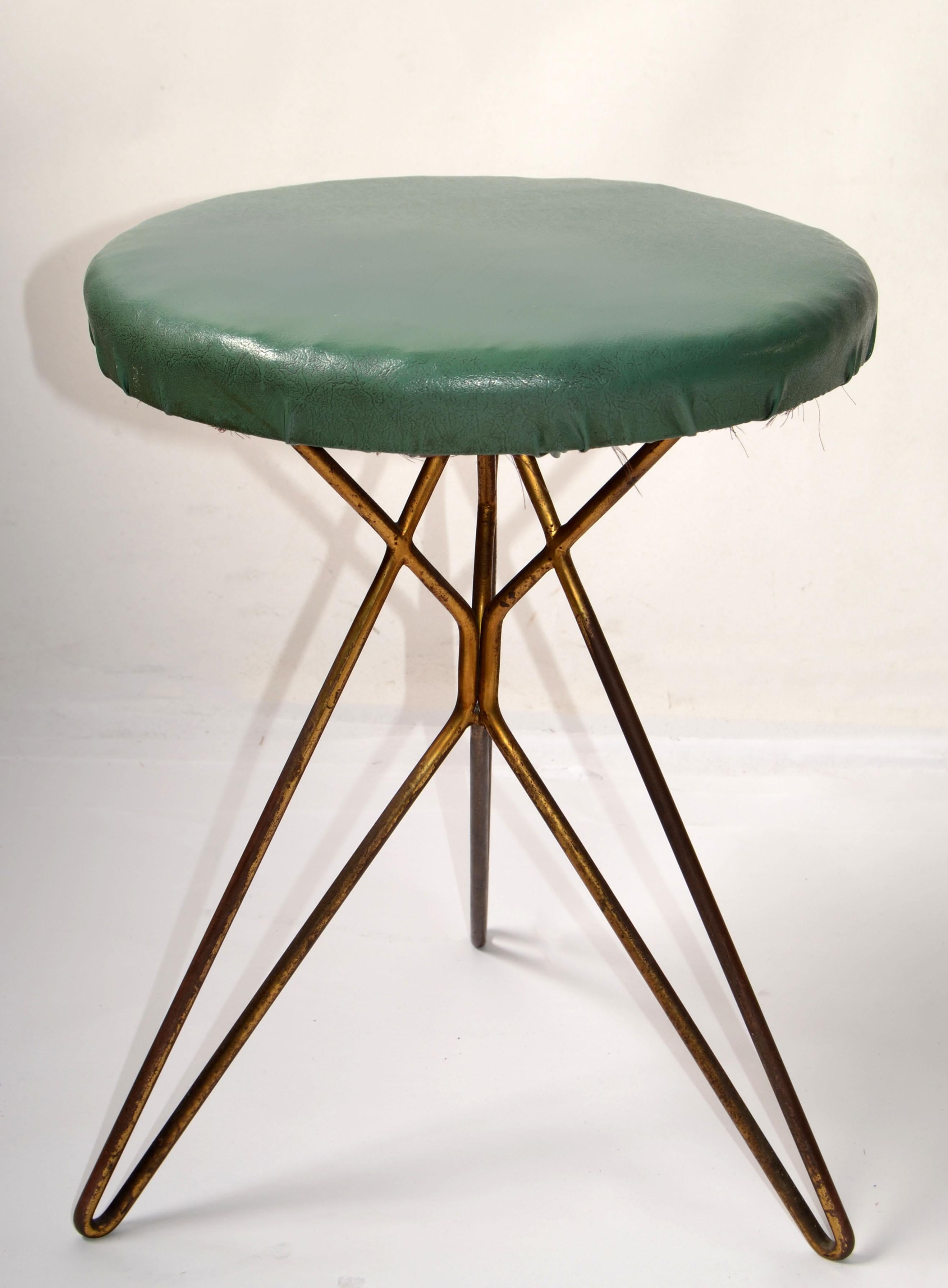 20ième siècle 1960 Italien Mid-Century Modern After Gio Ponti Tabouret en vinyle Pieds évasés en laiton en vente
