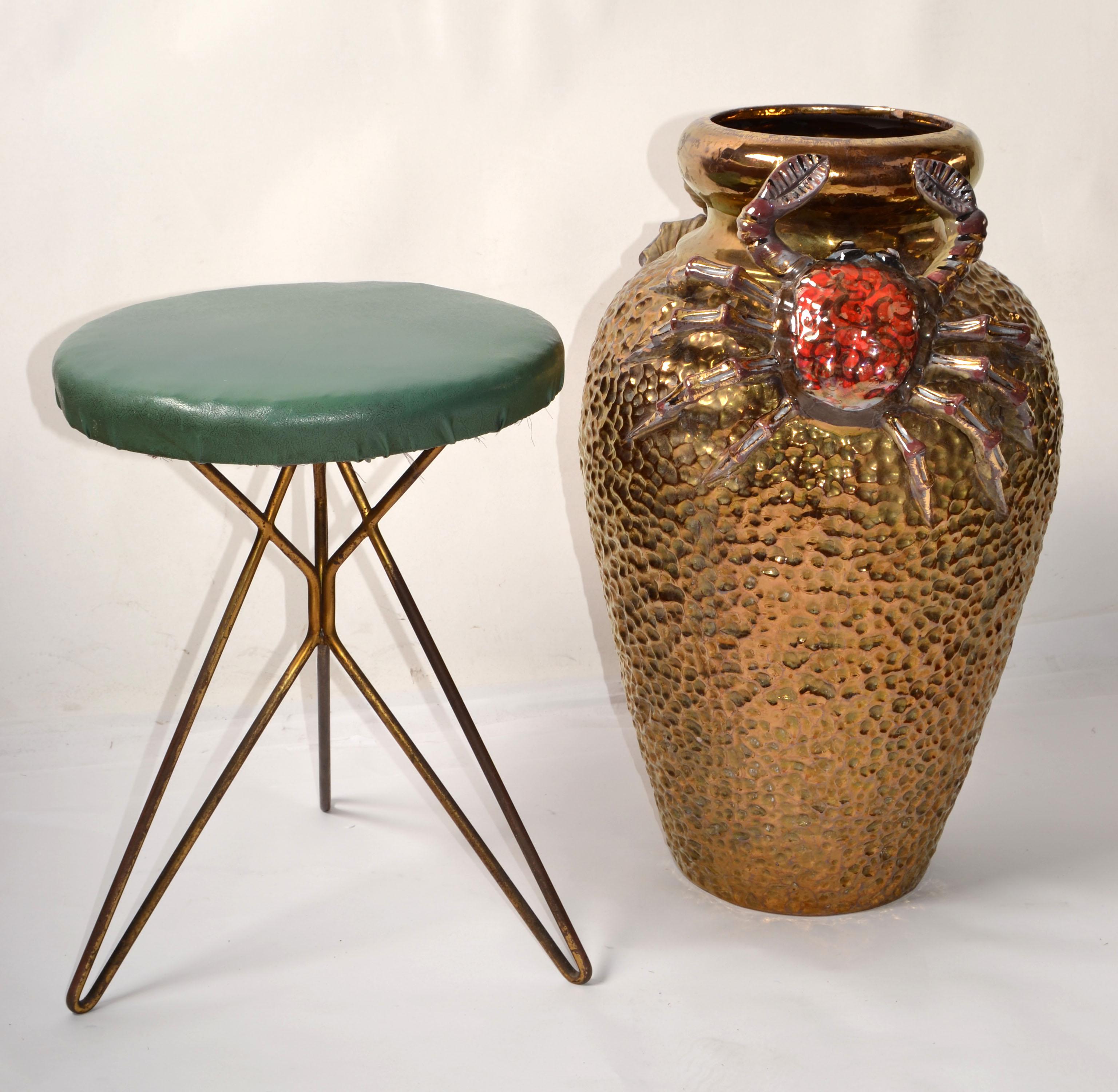 Laiton 1960 Italien Mid-Century Modern After Gio Ponti Tabouret en vinyle Pieds évasés en laiton en vente