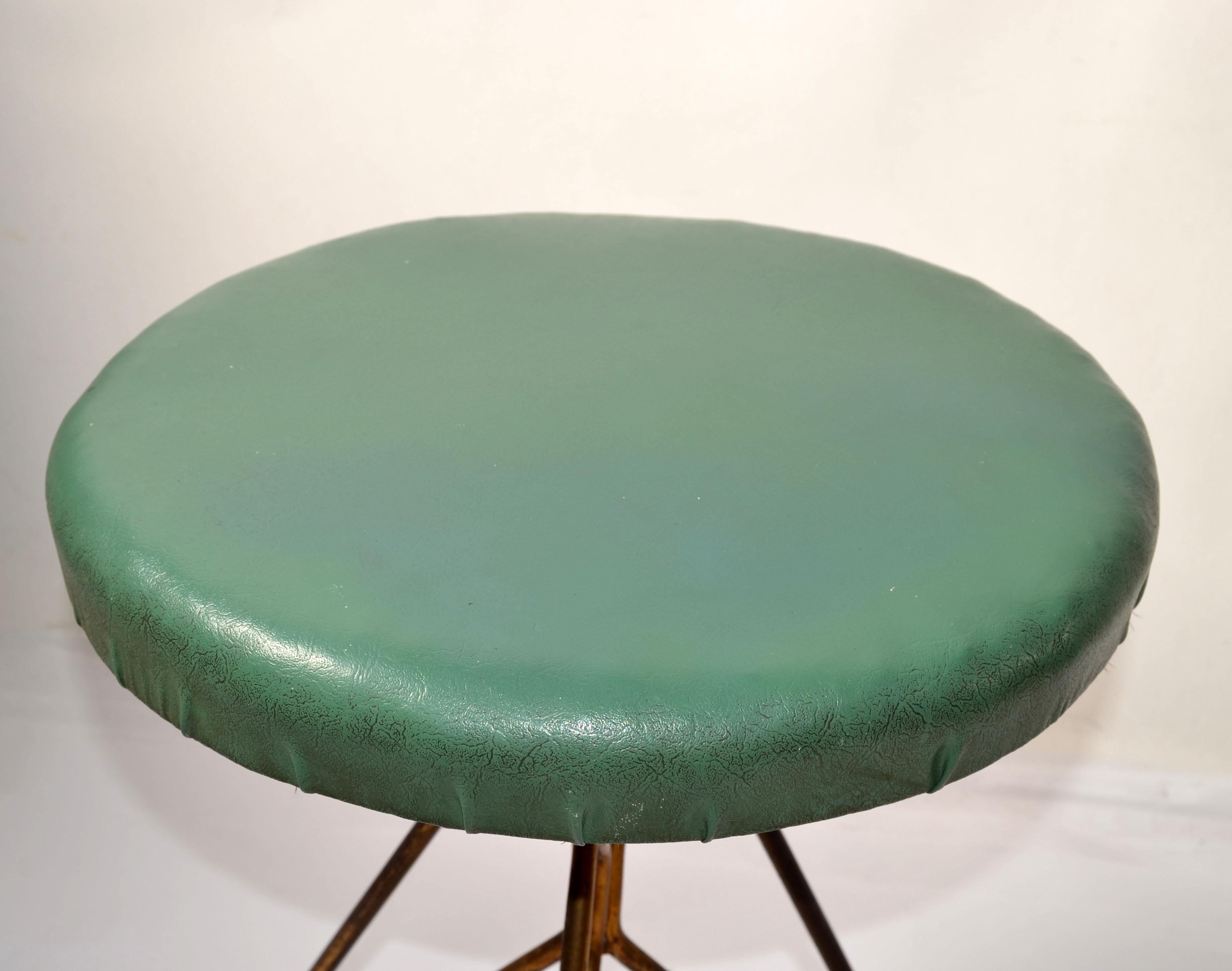 1960 Italien Mid-Century Modern After Gio Ponti Tabouret en vinyle Pieds évasés en laiton en vente 1