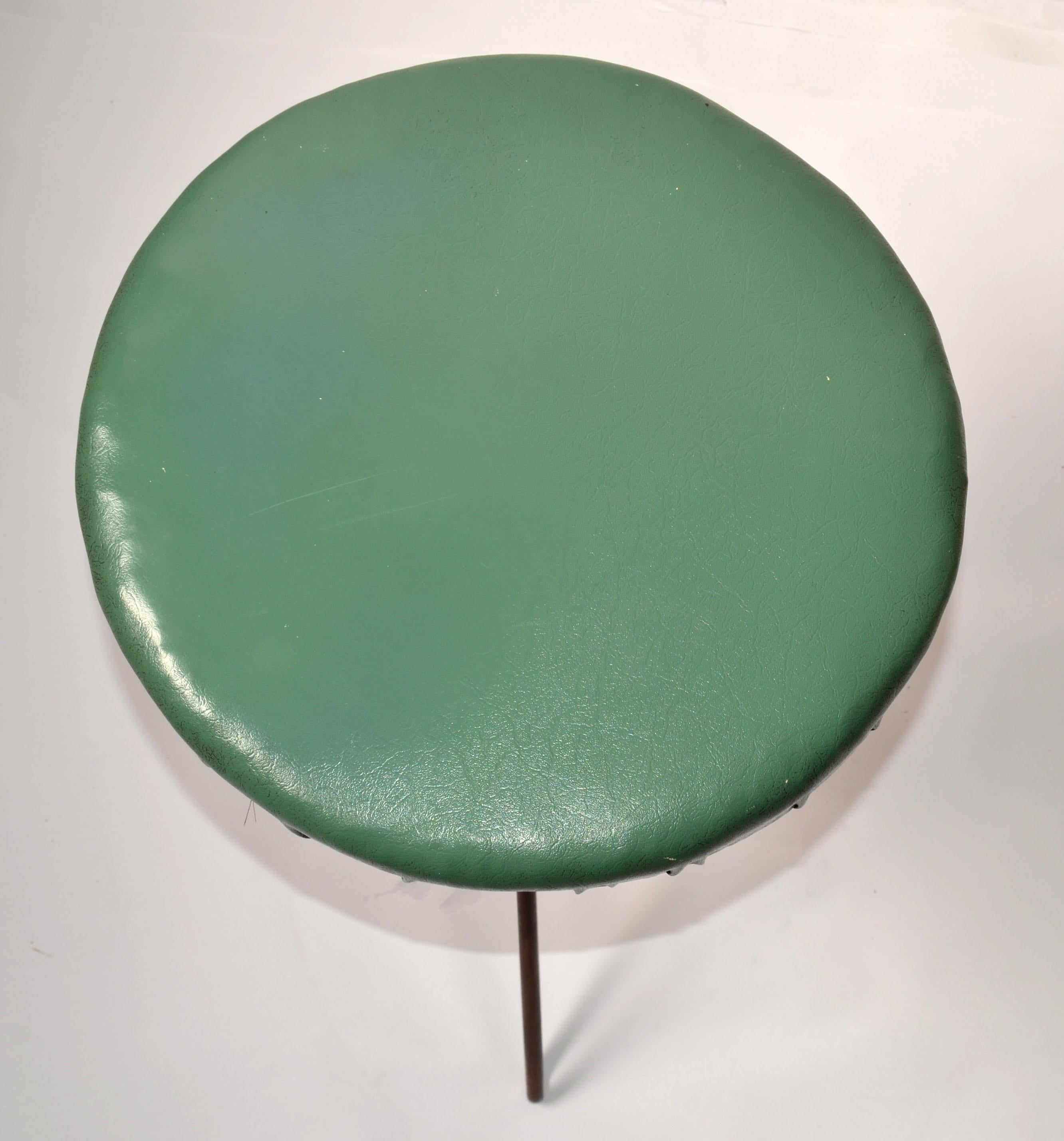 1960 Italien Mid-Century Modern After Gio Ponti Tabouret en vinyle Pieds évasés en laiton en vente 2