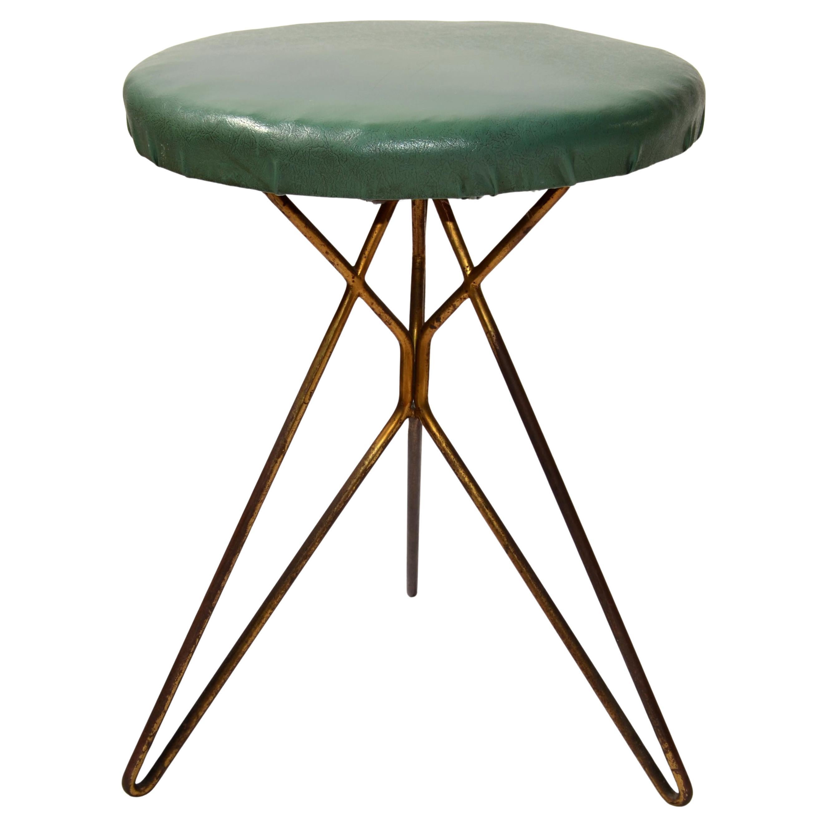 1960 Italien Mid-Century Modern After Gio Ponti Tabouret en vinyle Pieds évasés en laiton