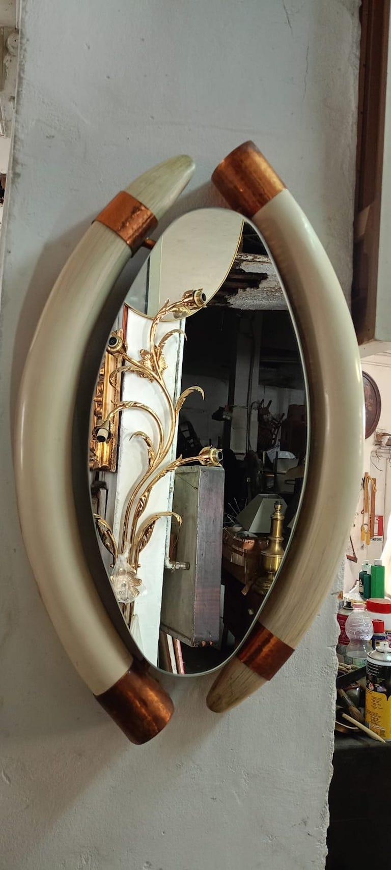 Dieser einzigartige Spiegel aus faux Walross Stoßzähne und und Hand gehämmert Kupfer Ringe und Stangen unterstützen mirror.Mirror selbst mit Kupfer-Streifen um geboardet. Ein schönes und einzigartiges Stück für Ihr Zuhause. Italienisch ca. 60er