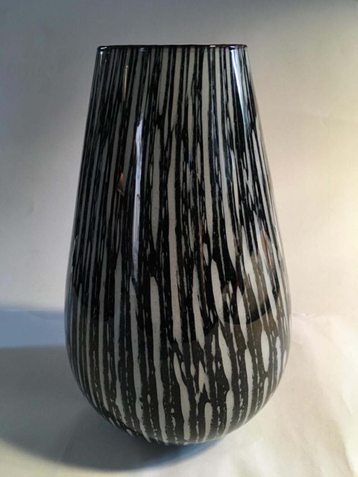 It's a very pretty Murano glass Vase, in black and white and details in blue made in the Italian Modern design of 1960'.

An elegant centerpiece or flower vase.
With certificate of Authenticity.