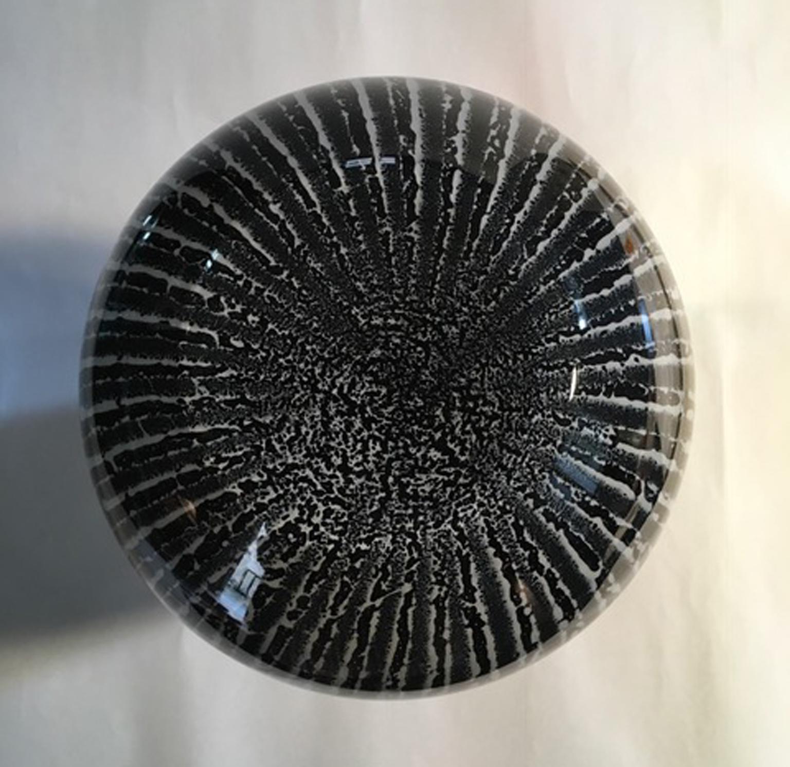 1960 Italian Modern Design Vase in Black and White Blown Glass 1