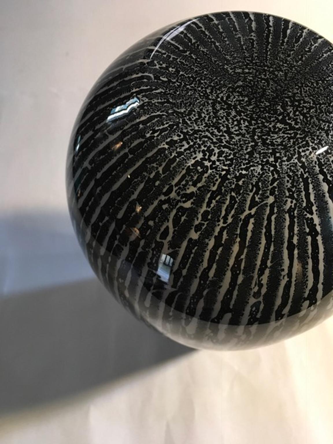 1960 Italian Modern Design Vase in Black and White Blown Glass 2