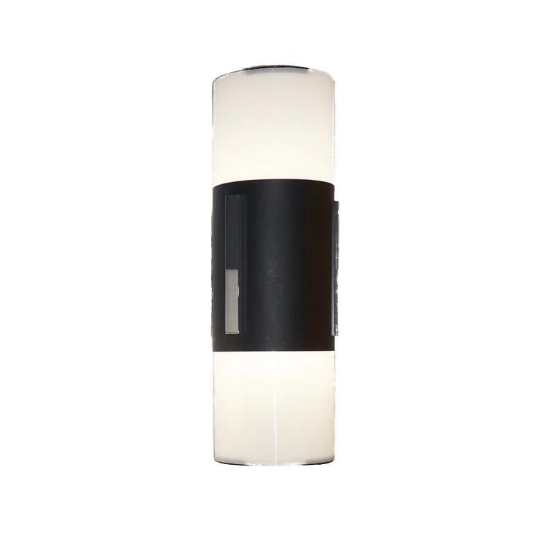Due appliques / luci da incasso in plexiglass massiccio bianco e nero del Mid-Century Modern italiano degli anni '60, dal design minimalista dell'azienda LOM che operava a Monza, vicino a Milano, e che ha chiuso nel 1990. L'esecuzione è di alta