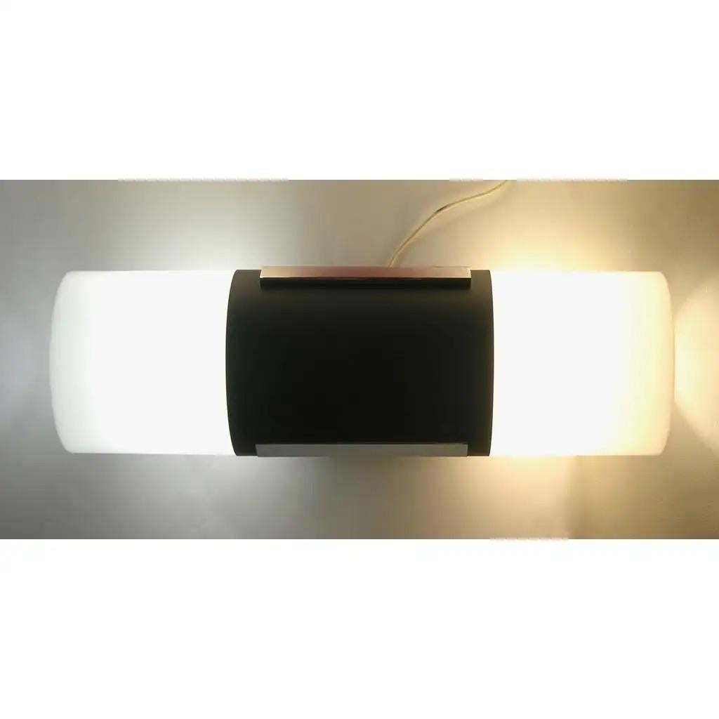 1960 Coppia italiana di lampade da soffitto e da parete alte in bianco e nero In condizioni ottime in vendita a New York, NY