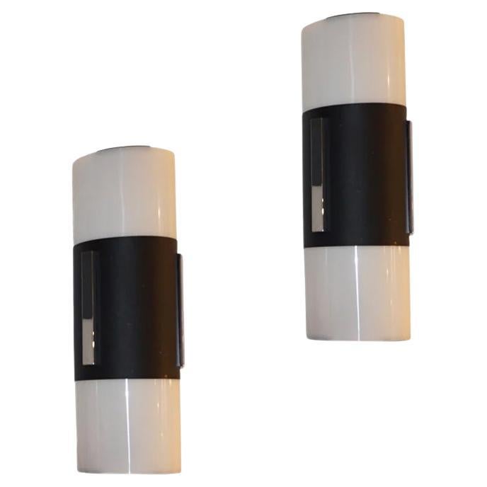 1960 Coppia italiana di lampade da soffitto e da parete alte in bianco e nero in vendita