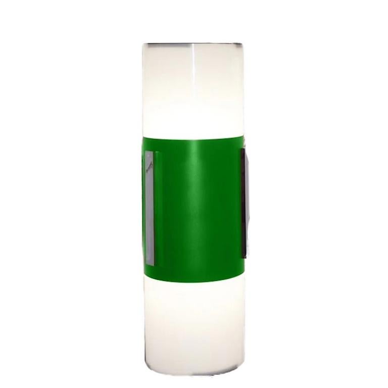 Due appliques / luci da incasso in plexiglass massiccio verde muschio e bianco del Mid-Century Modern italiano degli anni '60, dal design minimalista dell'azienda LOM che operava a Monza, vicino a Milano, e che ha chiuso nel 1990. L'esecuzione è di