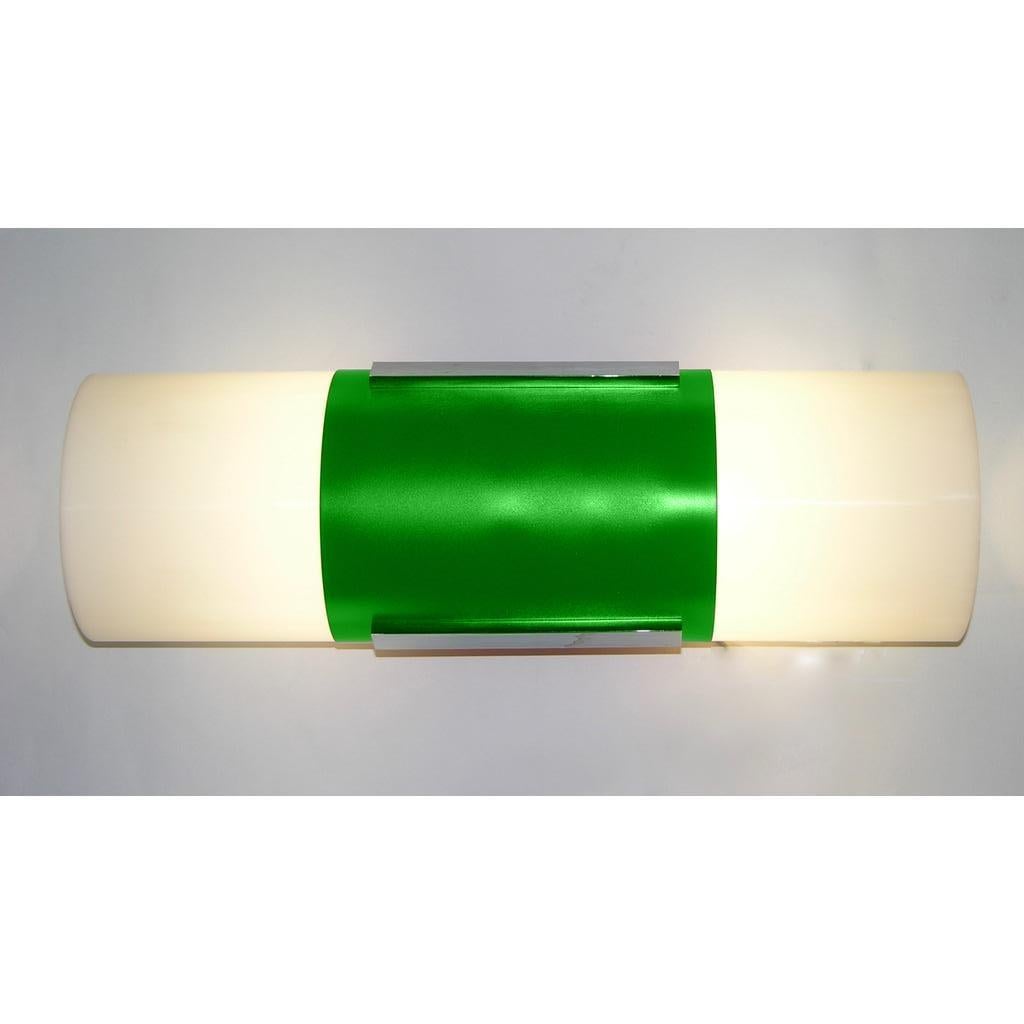 1960 Coppia italiana di lampade da soffitto/parete alte in verde foresta e bianco In condizioni ottime in vendita a New York, NY