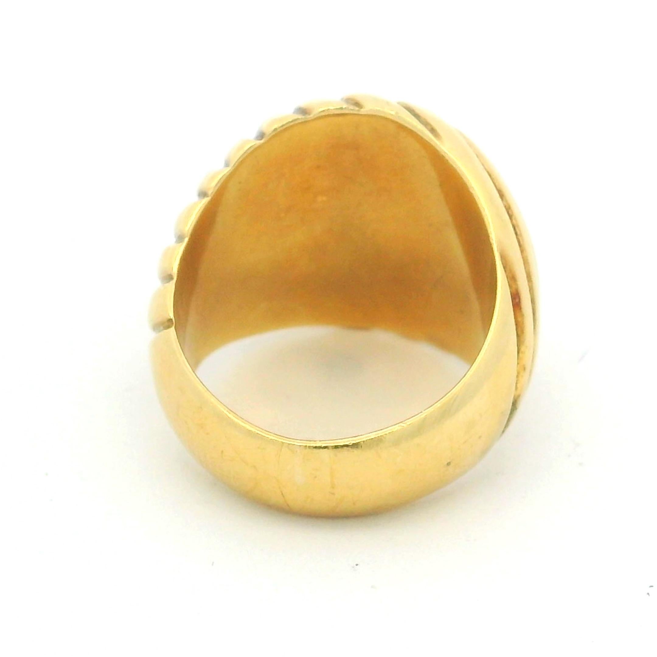 1960 Bague italienne en or 18 carats avec cabochon d'onyx noir en vente 4