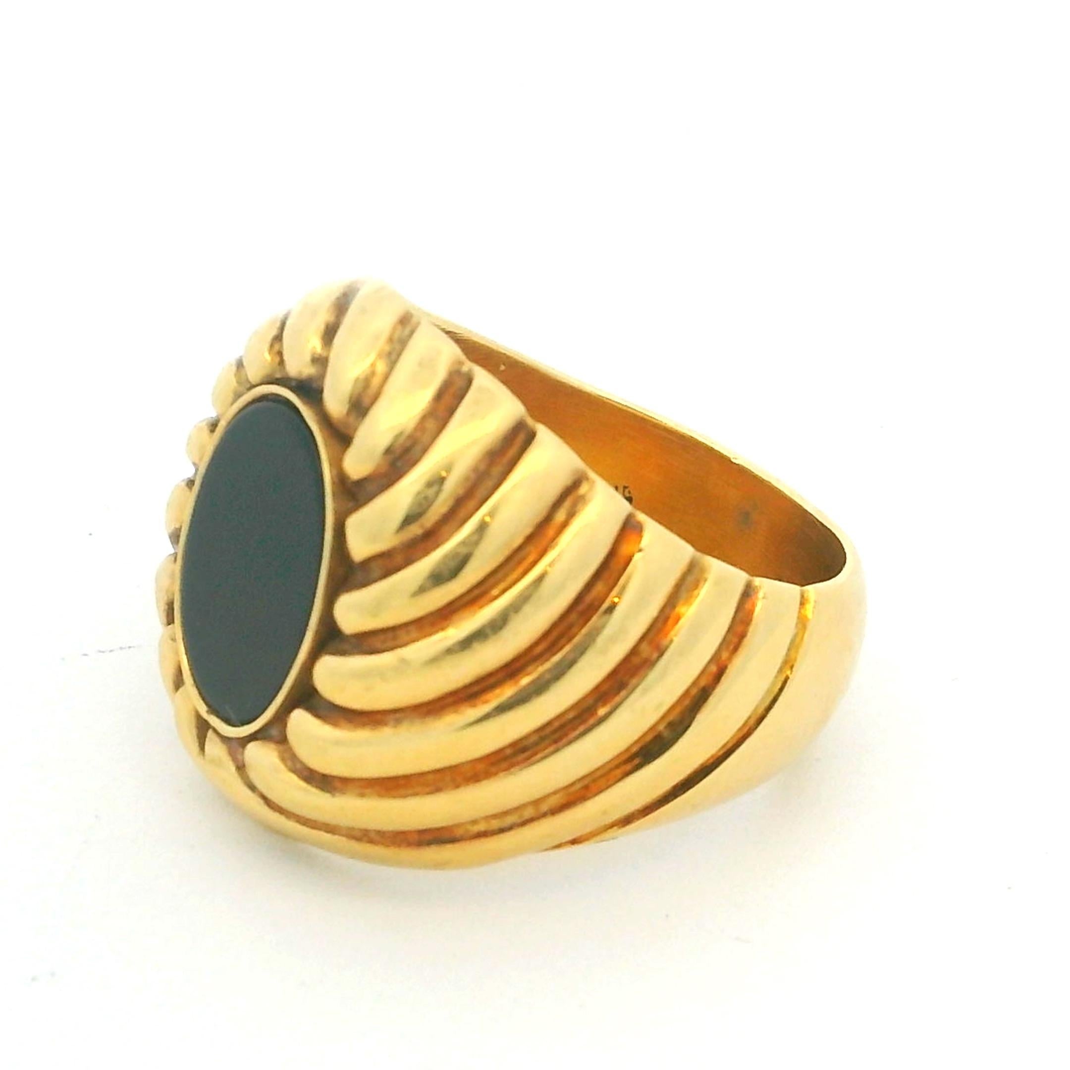 1960 Bague italienne en or 18 carats avec cabochon d'onyx noir en vente 6