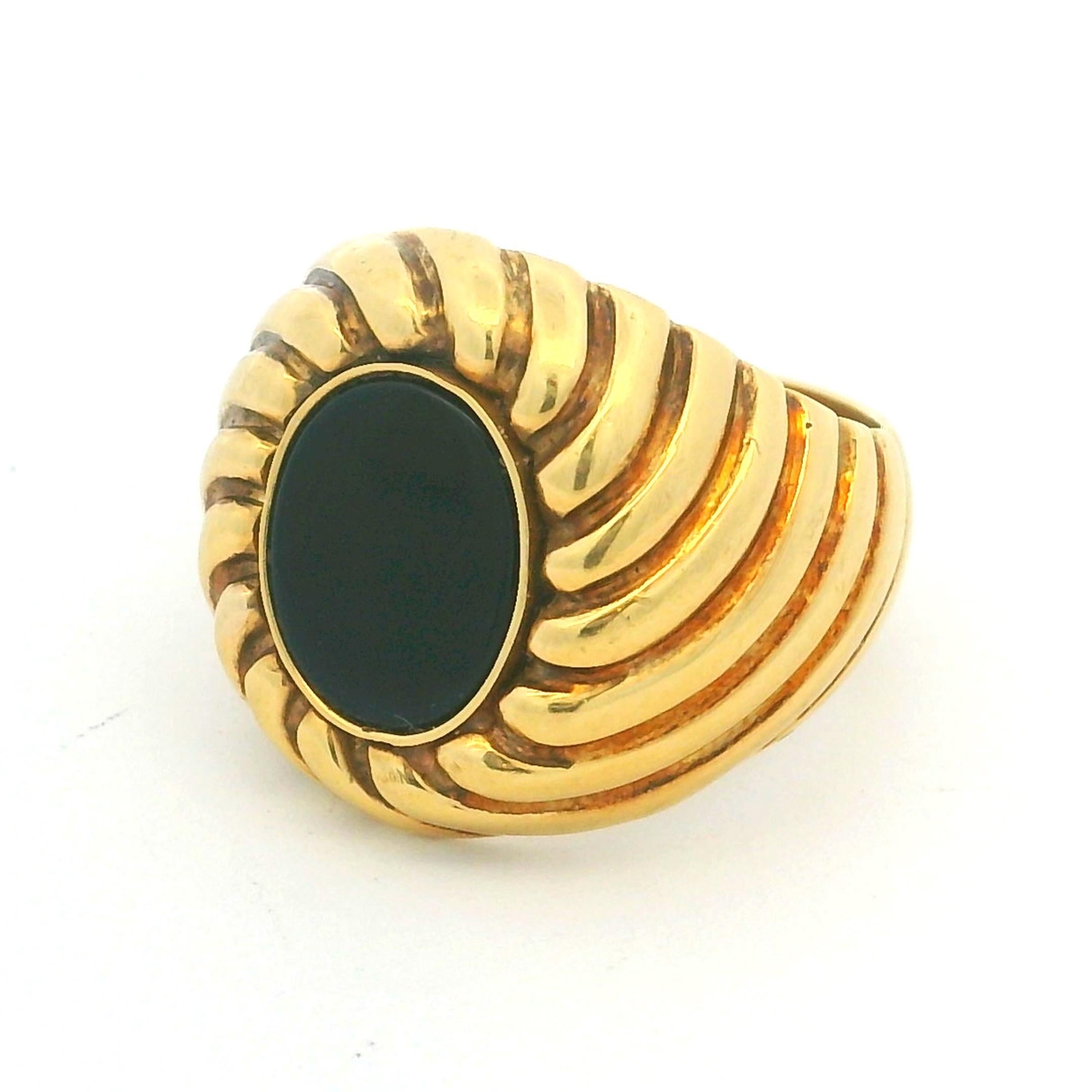 1960 Bague italienne en or 18 carats avec cabochon d'onyx noir en vente 7