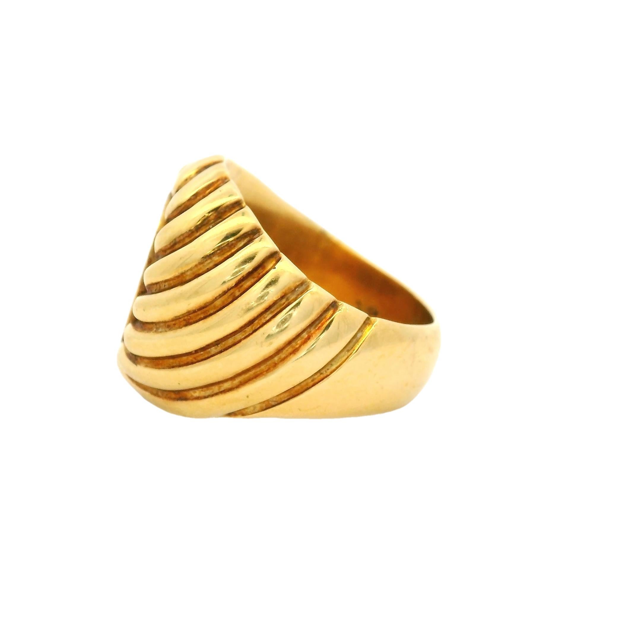 Élégante, sensuelle et sculpturale, cette bague italienne des années 1960 est un chef-d'œuvre du glamour du milieu du siècle. Réalisé en or jaune 18 carats richement poli, le design tourbillonne de façon spectaculaire autour d'un cabochon d'onyx