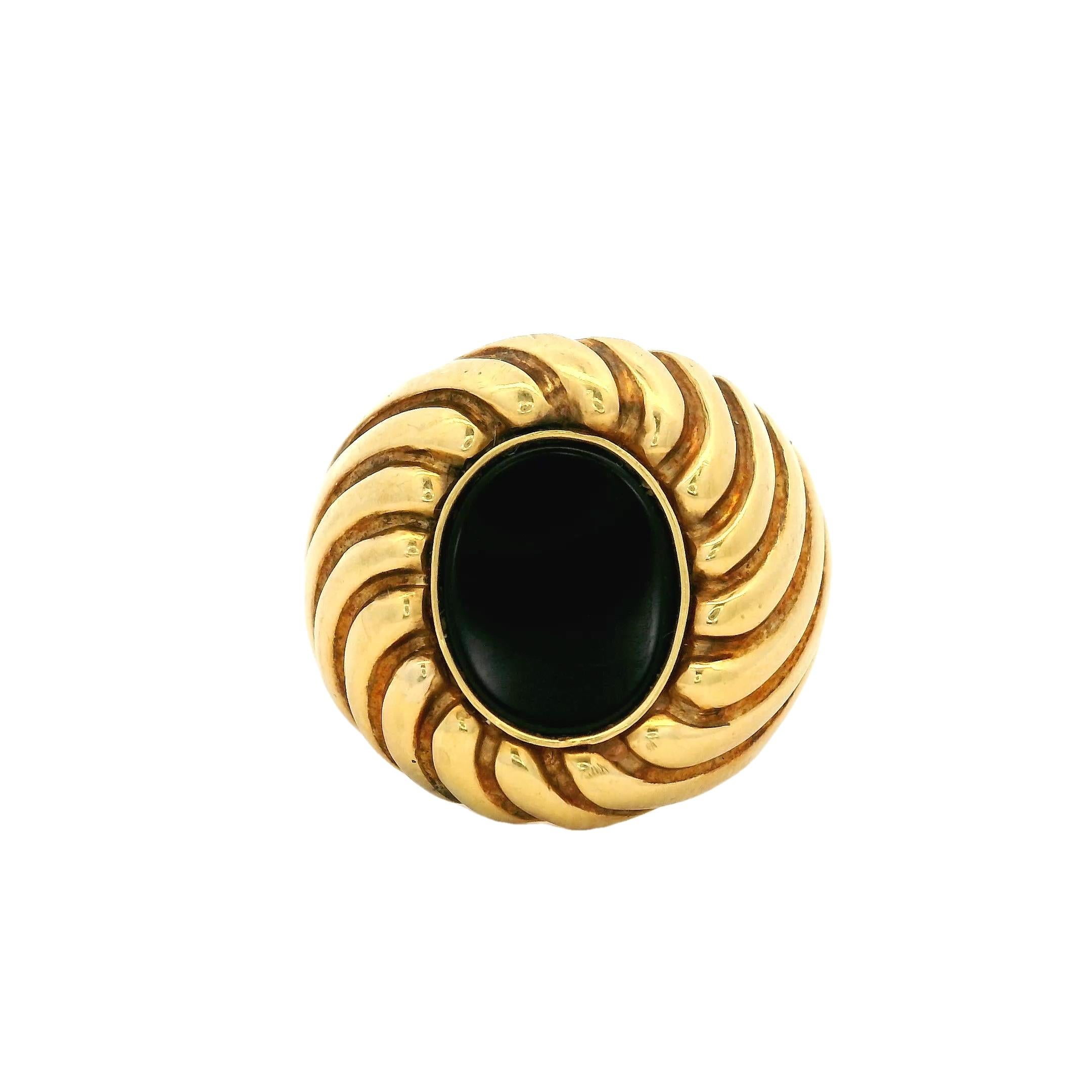 Rétro 1960 Bague italienne en or 18 carats avec cabochon d'onyx noir en vente