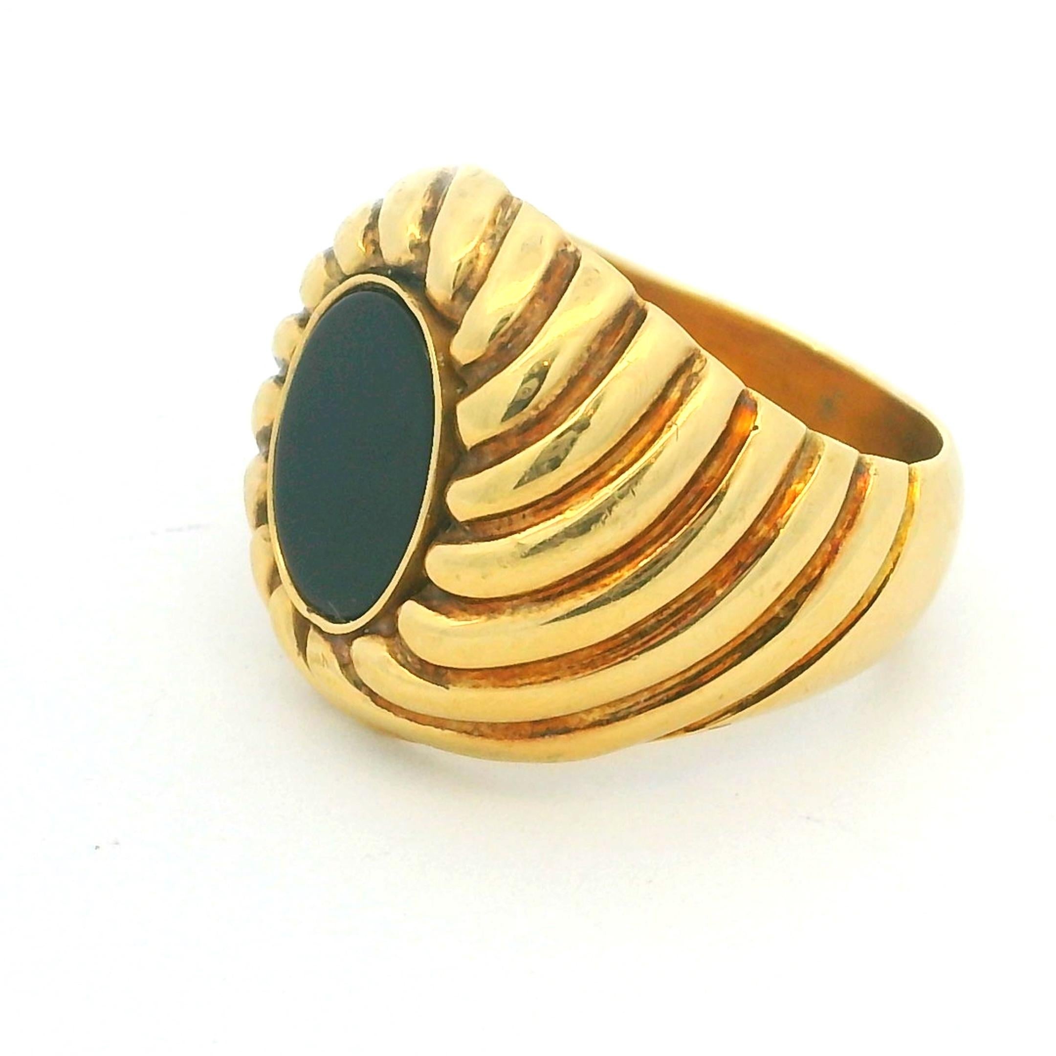 1960 Bague italienne en or 18 carats avec cabochon d'onyx noir Excellent état - En vente à Miami, FL