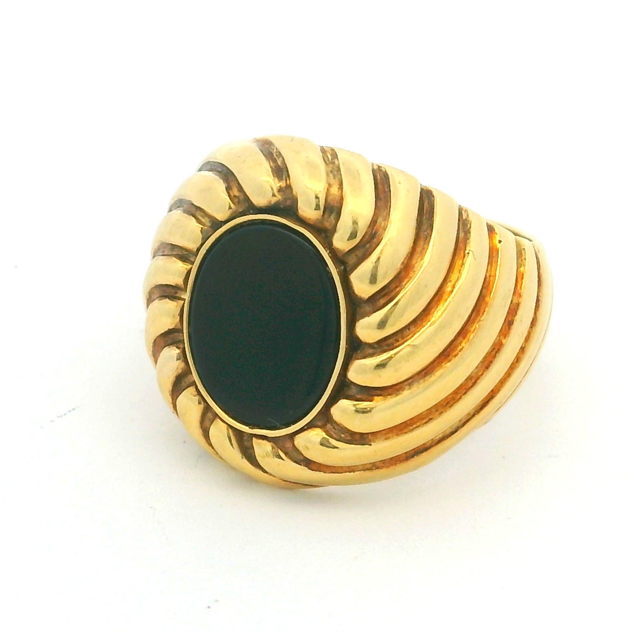 1960 Bague italienne en or 18 carats avec cabochon d'onyx noir Unisexe en vente