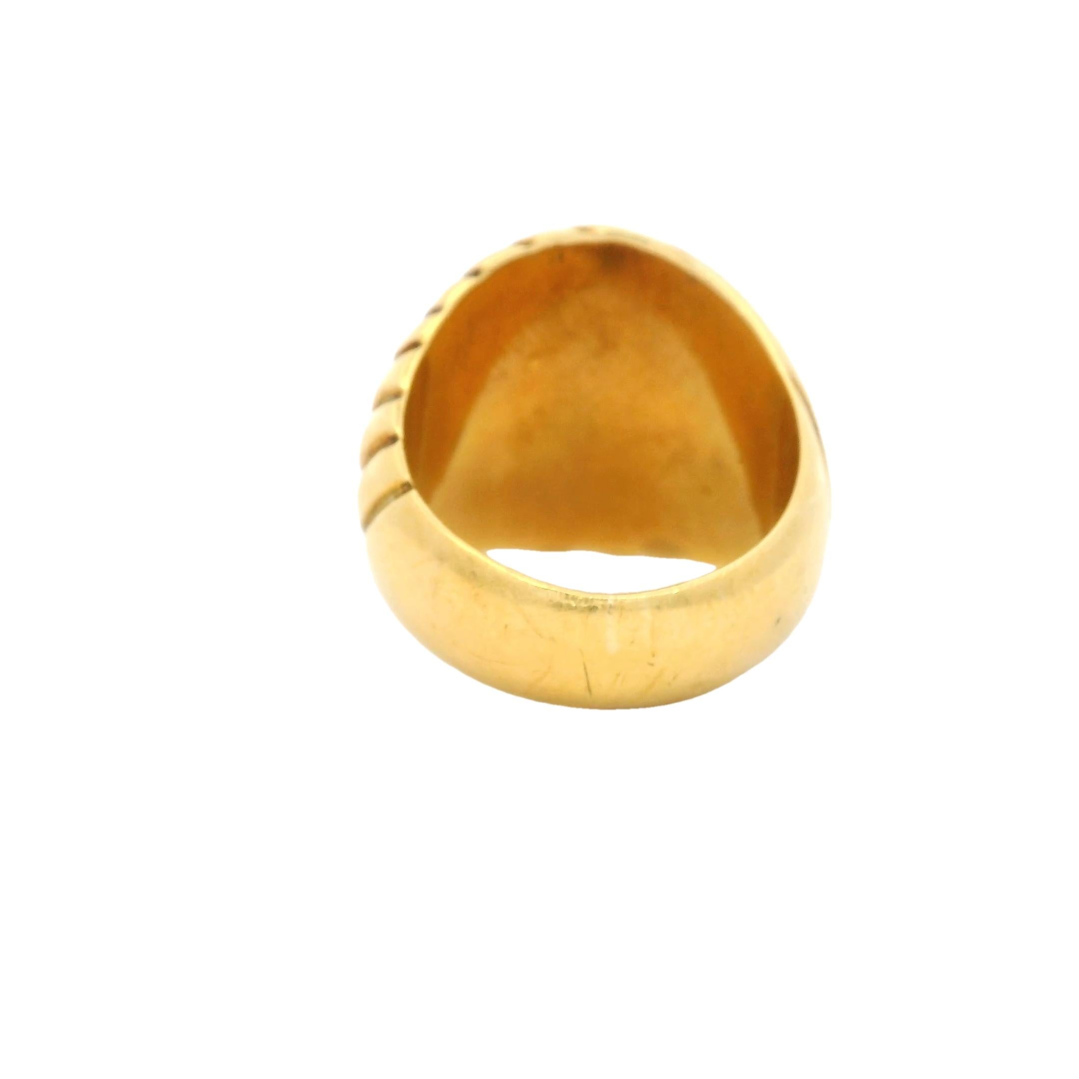 1960 Bague italienne en or 18 carats avec cabochon d'onyx noir en vente 1