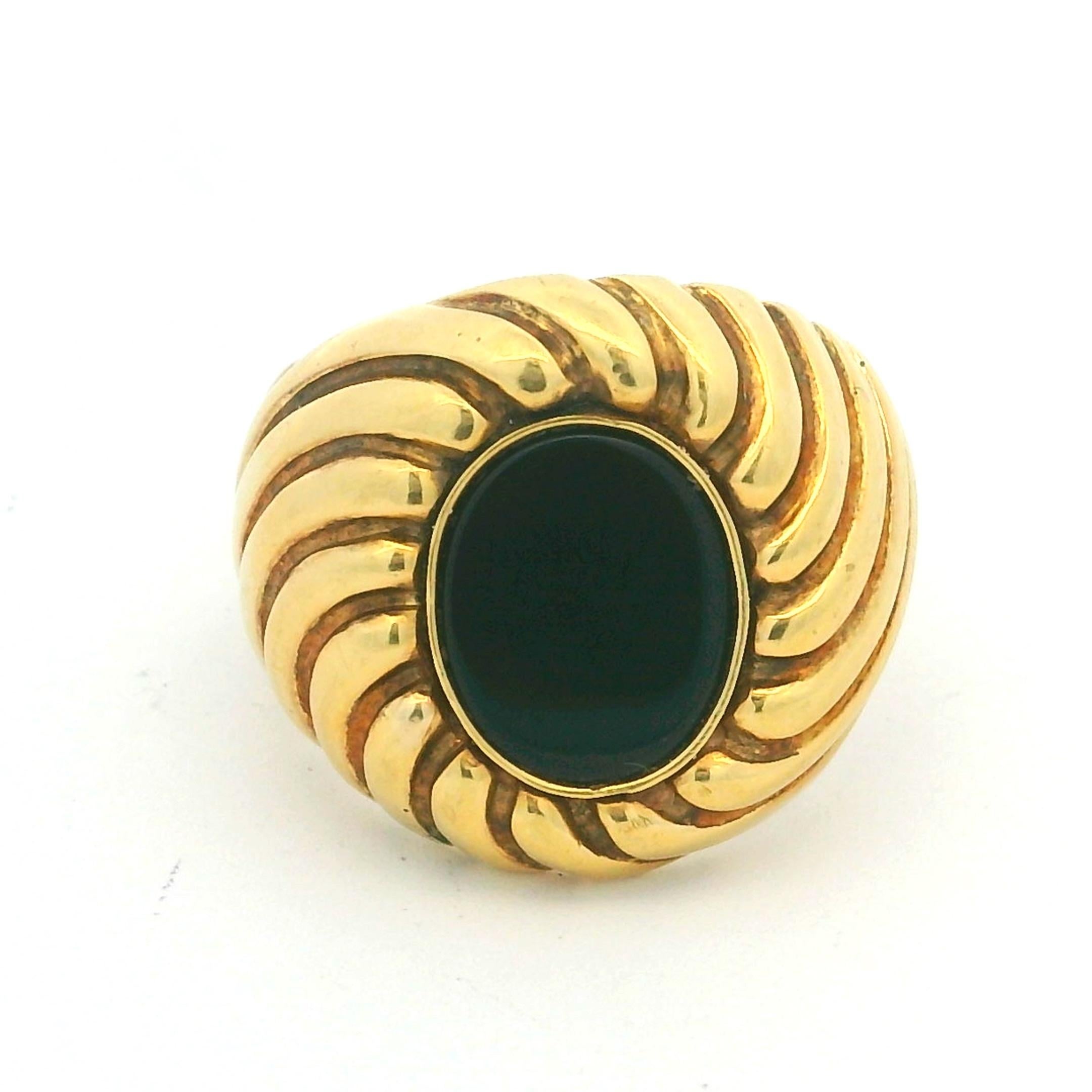 1960 Bague italienne en or 18 carats avec cabochon d'onyx noir en vente 1