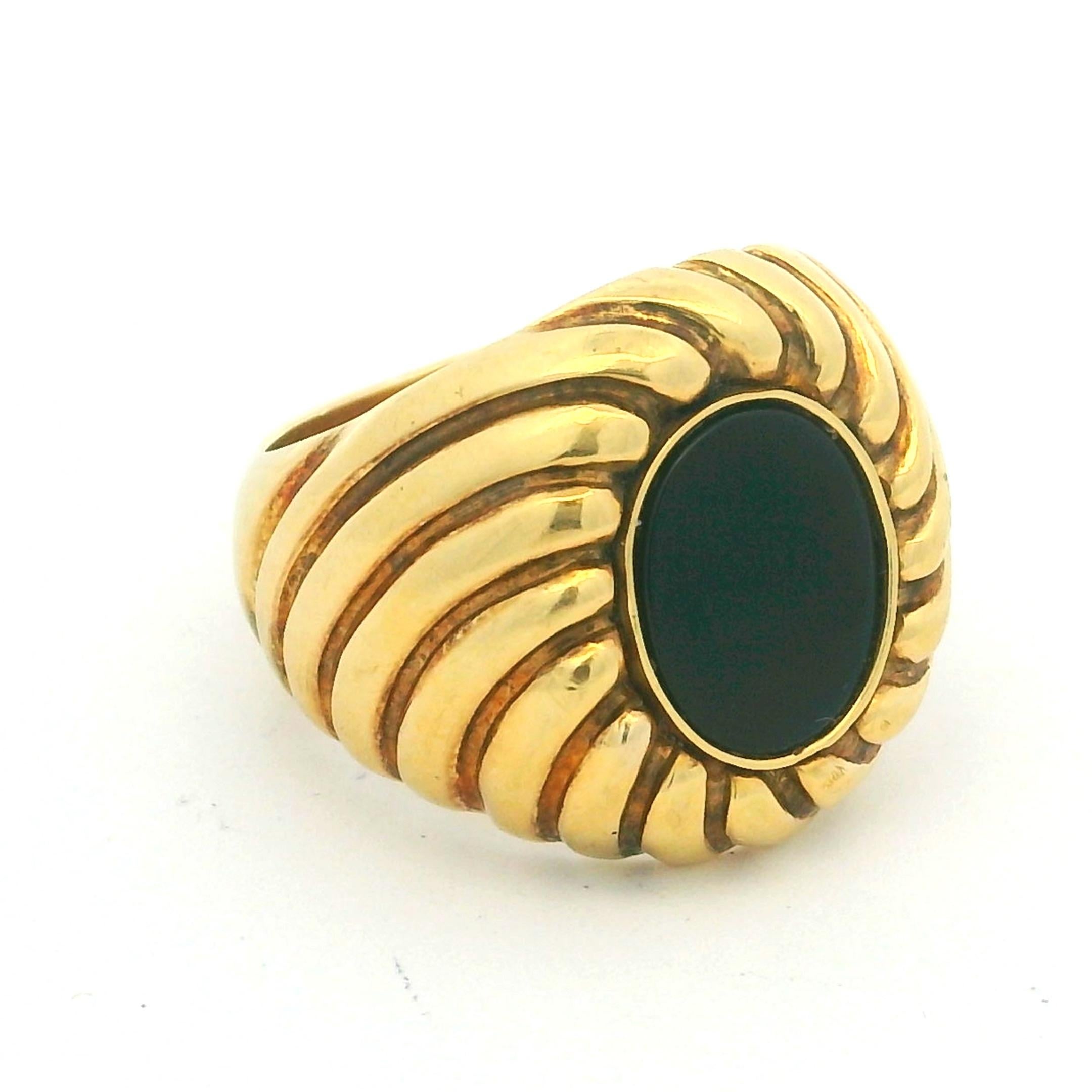 1960 Bague italienne en or 18 carats avec cabochon d'onyx noir en vente 2