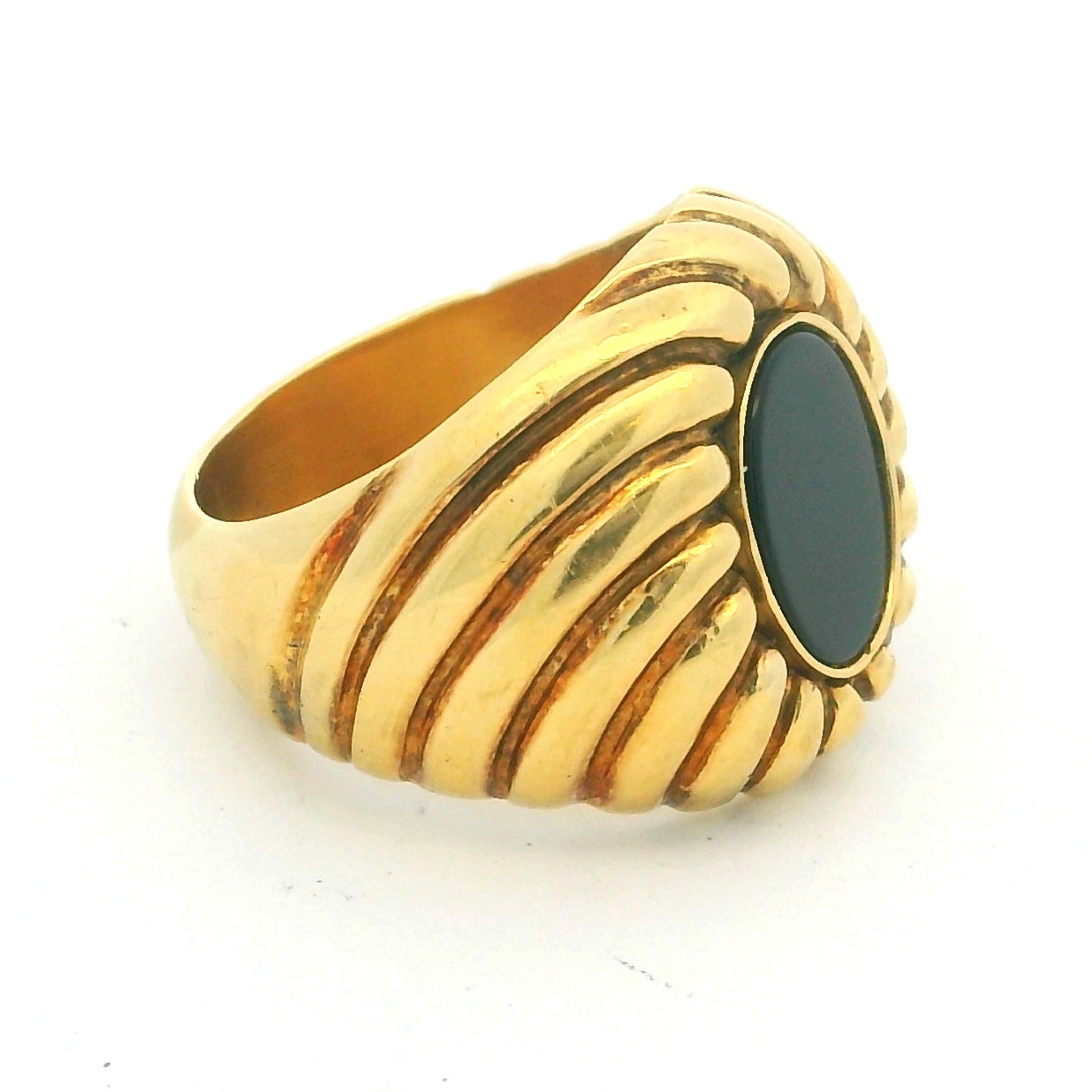 1960 Bague italienne en or 18 carats avec cabochon d'onyx noir en vente 3