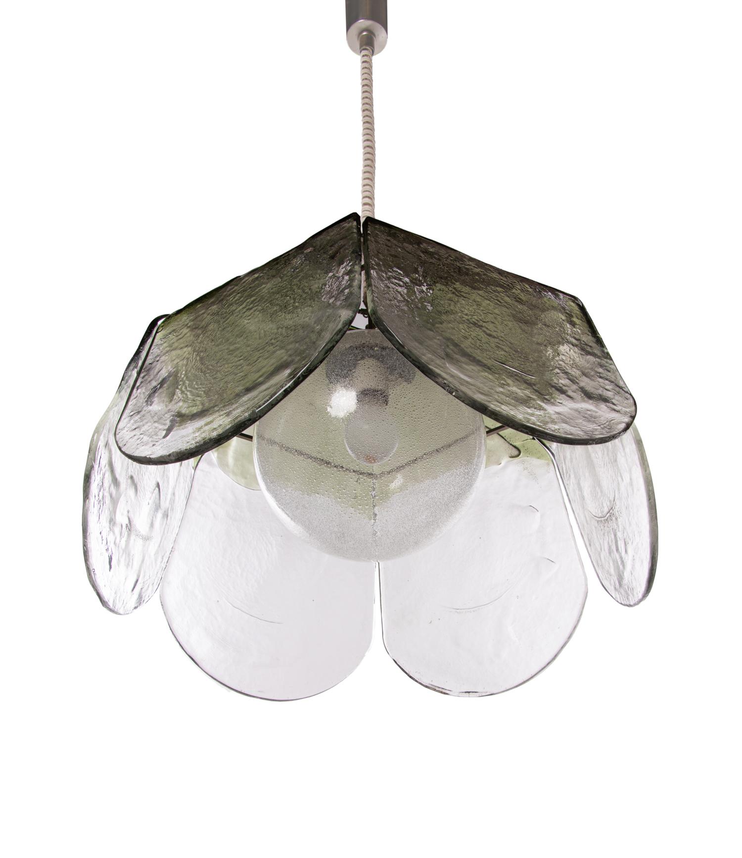 Elegant luminaire suspendu avec de grands et lourds pétales en verre Murano transparent et vert sur un cadre en métal et une grande boule en verre bulle au milieu. 

Gemme de l'époque. Avec ce luminaire, vous faites une déclaration claire dans votre