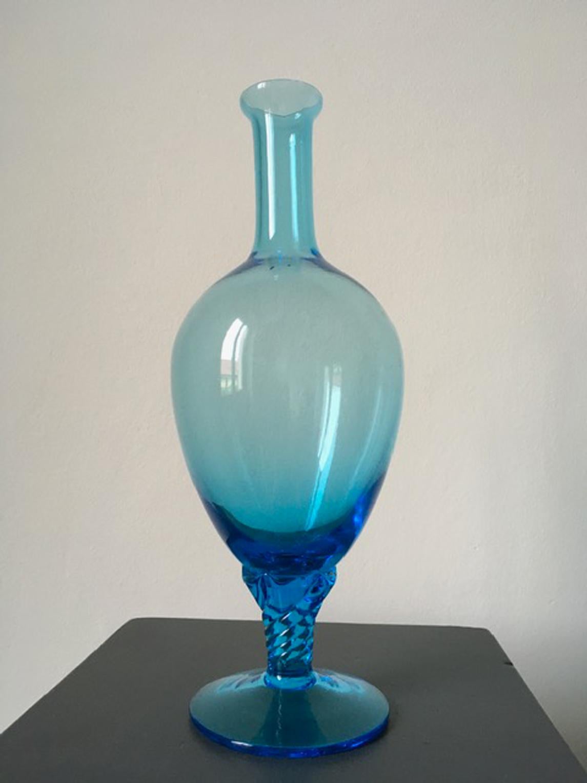 This is a very charming piece hand made in blown glass from the well known Murano isle, in Venice, Italy.
It has a transparent turquoise color and it has an elegant shape.
It is in perfect conditions.

We're antique dealer and the piece will be