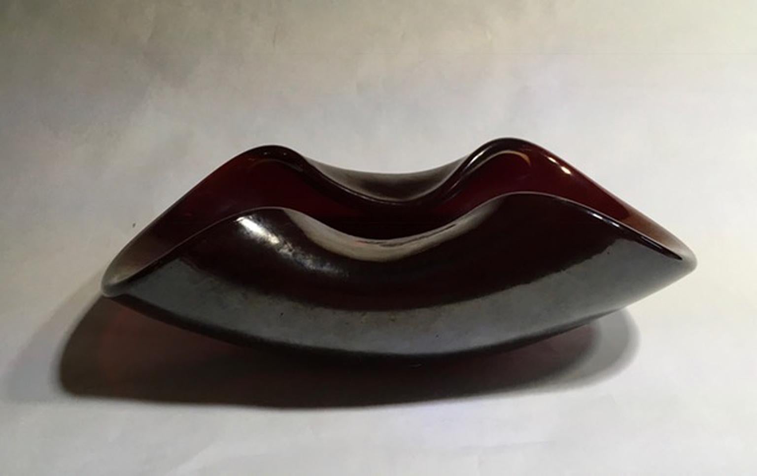 Italien 1960 Mid-Century Modern Rubin Farbe geblasen Paste Glas Schüssel (Moderne der Mitte des Jahrhunderts) im Angebot